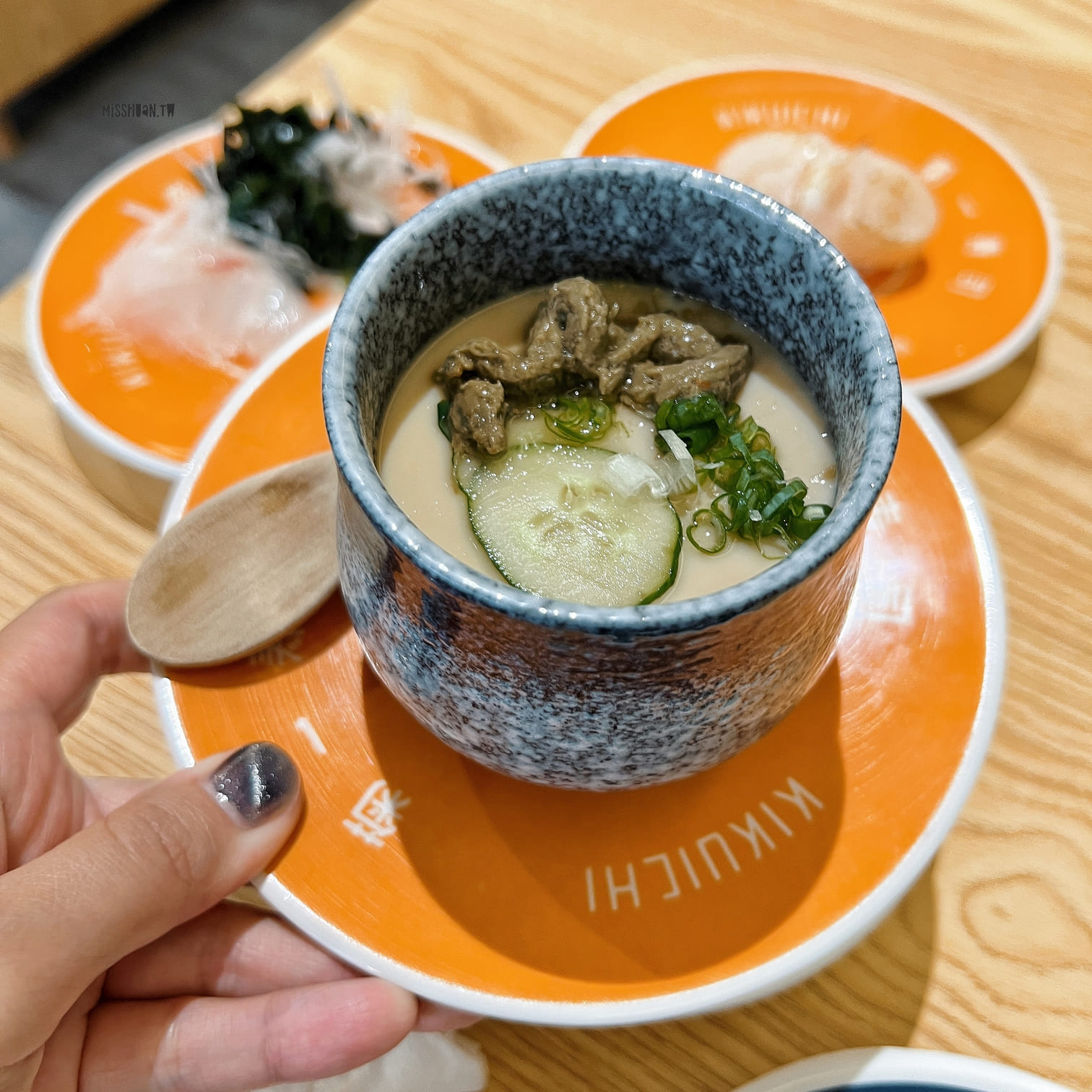 台中北區美食【菊一壽司】一盤只要25元！鮭魚買一送一活動開跑啦！近中華路夜市