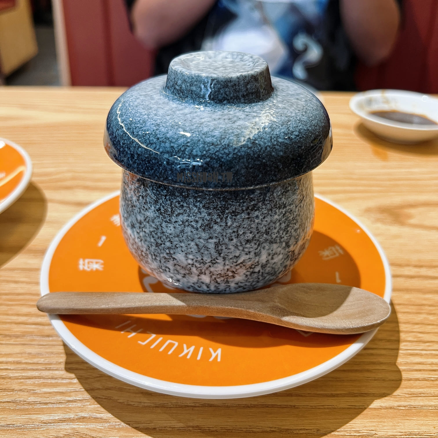 台中北區美食【菊一壽司】一盤只要25元！鮭魚買一送一活動開跑啦！近中華路夜市