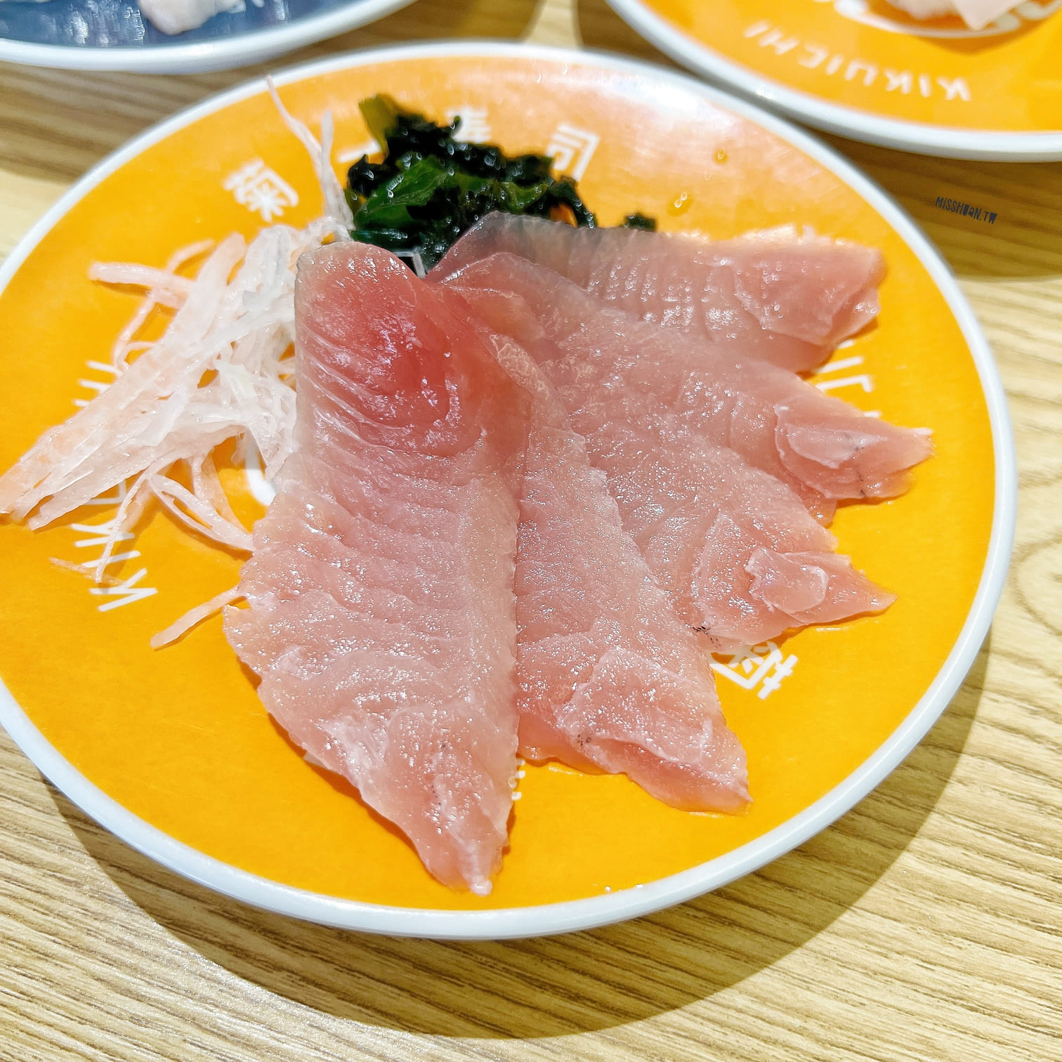 台中北區美食【菊一壽司】一盤只要25元！鮭魚買一送一活動開跑啦！近中華路夜市