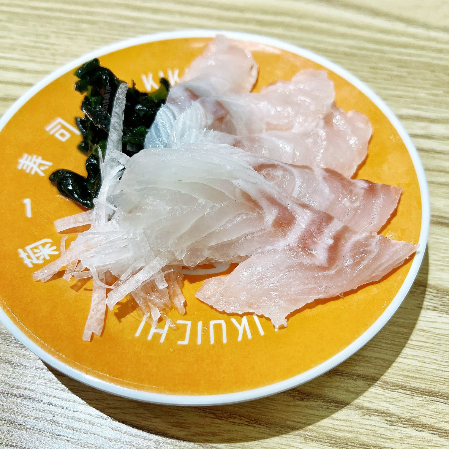 台中北區美食【菊一壽司】一盤只要25元！鮭魚買一送一活動開跑啦！近中華路夜市