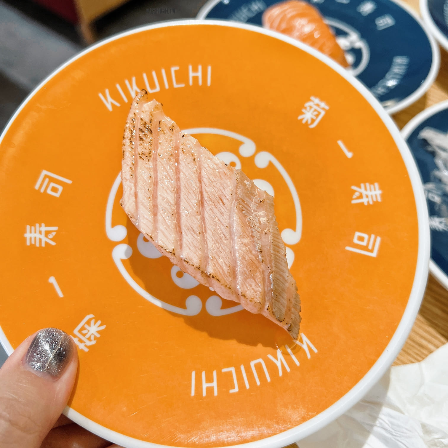 台中北區美食【菊一壽司】一盤只要25元！鮭魚買一送一活動開跑啦！近中華路夜市