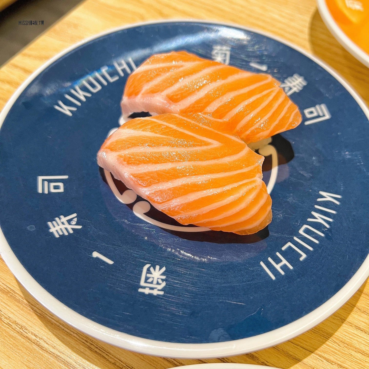 台中北區美食【菊一壽司】一盤只要25元！鮭魚買一送一活動開跑啦！近中華路夜市