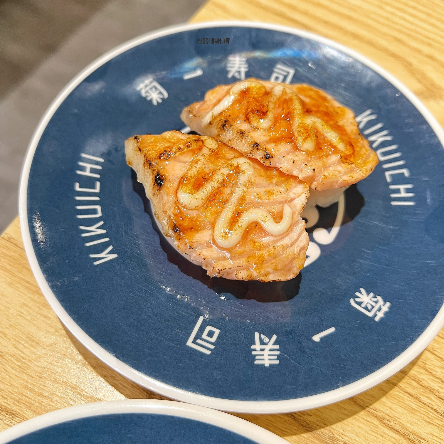 台中北區美食【菊一壽司】一盤只要25元！鮭魚買一送一活動開跑啦！近中華路夜市