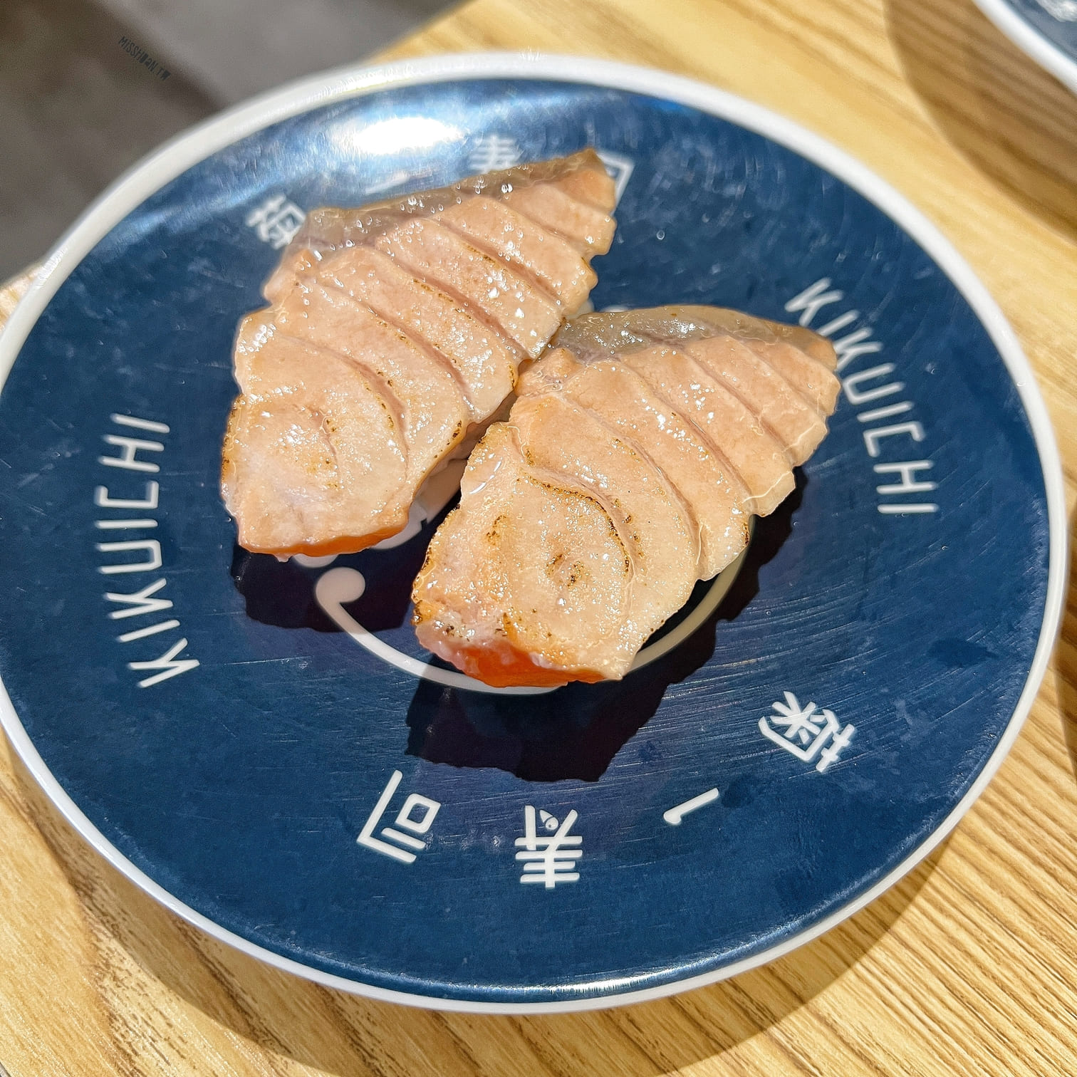 台中北區美食【菊一壽司】一盤只要25元！鮭魚買一送一活動開跑啦！近中華路夜市