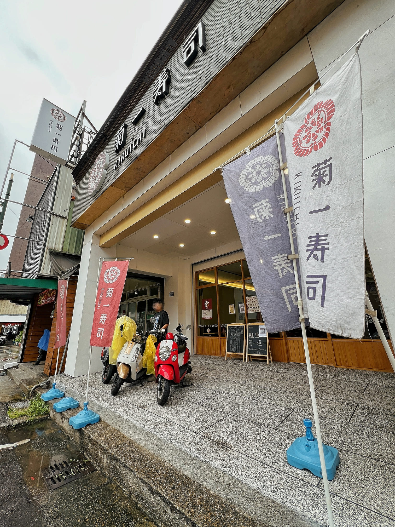 台中北區美食【菊一壽司】一盤只要25元！鮭魚買一送一活動開跑啦！近中華路夜市