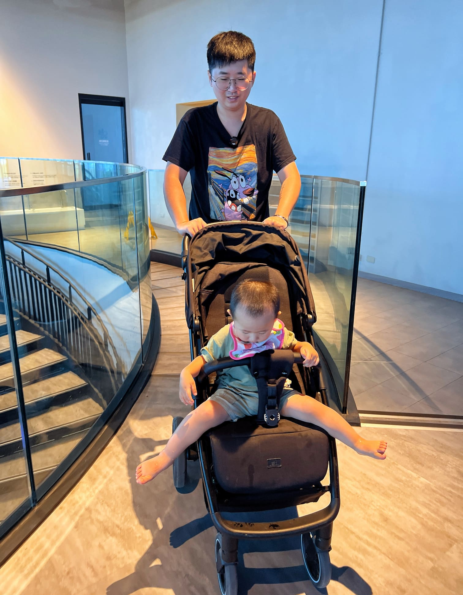 台中清水景點【台中海洋館】2025新景點開幕啦！試營運票價打八折！親子族群最愛室內玩水泥灘區！五層吹冷氣樓悠哉逛！