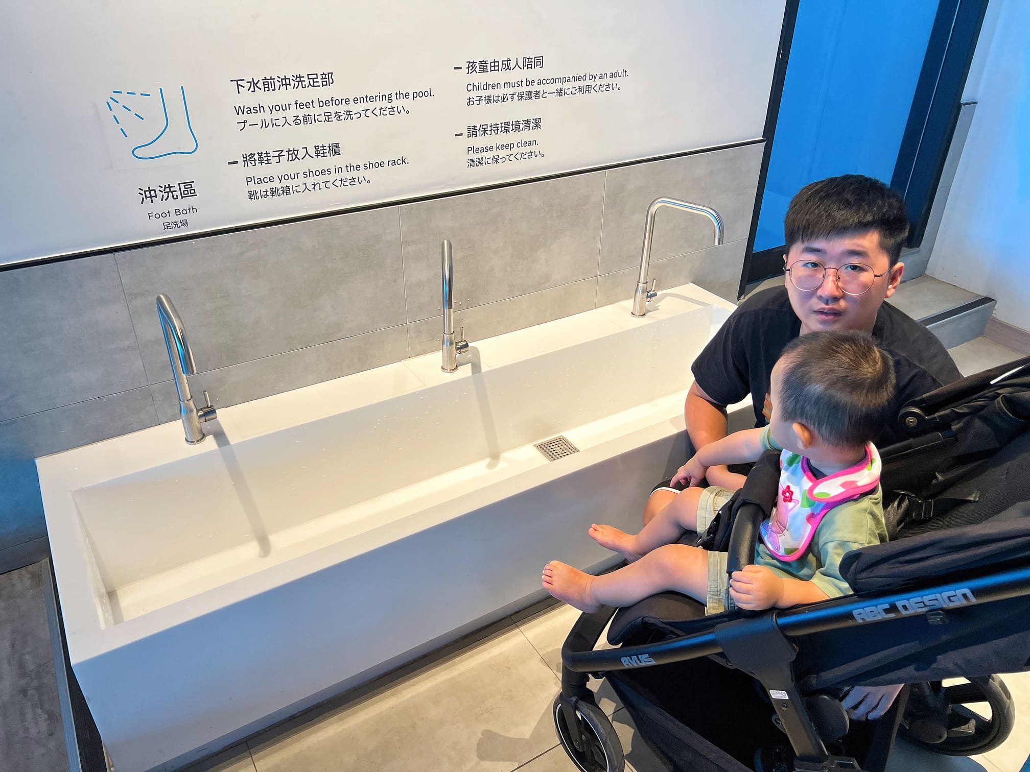 台中清水景點【台中海洋館】2025新景點開幕啦！試營運票價打八折！親子族群最愛室內玩水泥灘區！五層吹冷氣樓悠哉逛！