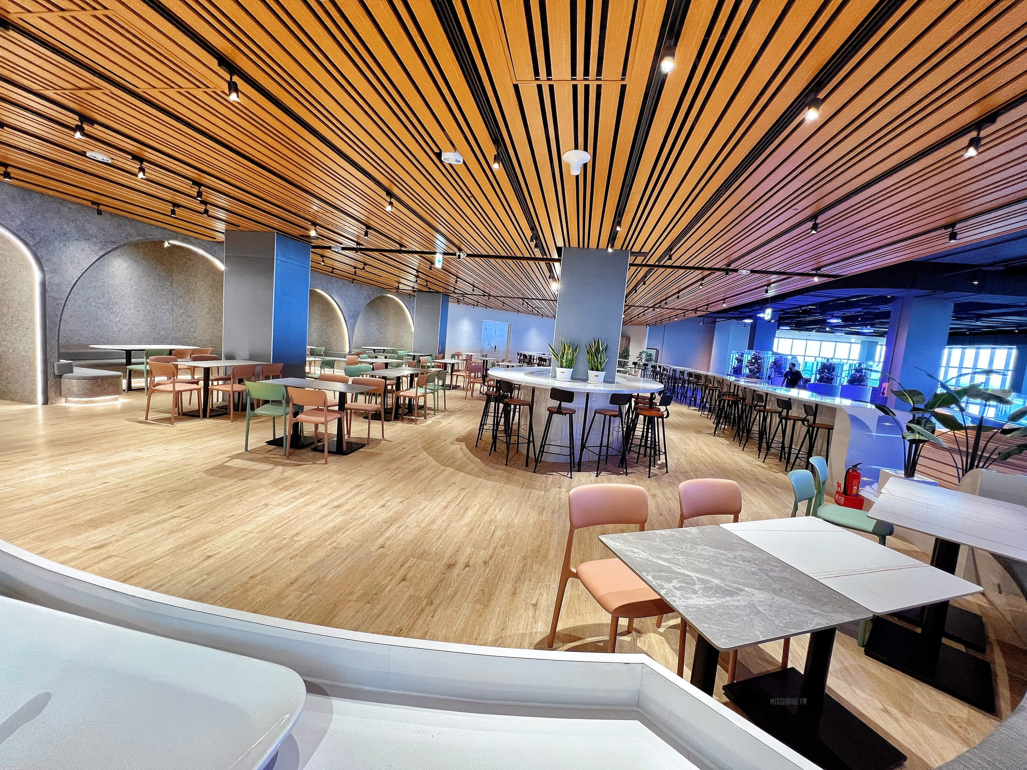 台中清水景點【台中海洋館】2025新景點開幕啦！試營運票價打八折！親子族群最愛室內玩水泥灘區！五層吹冷氣樓悠哉逛！