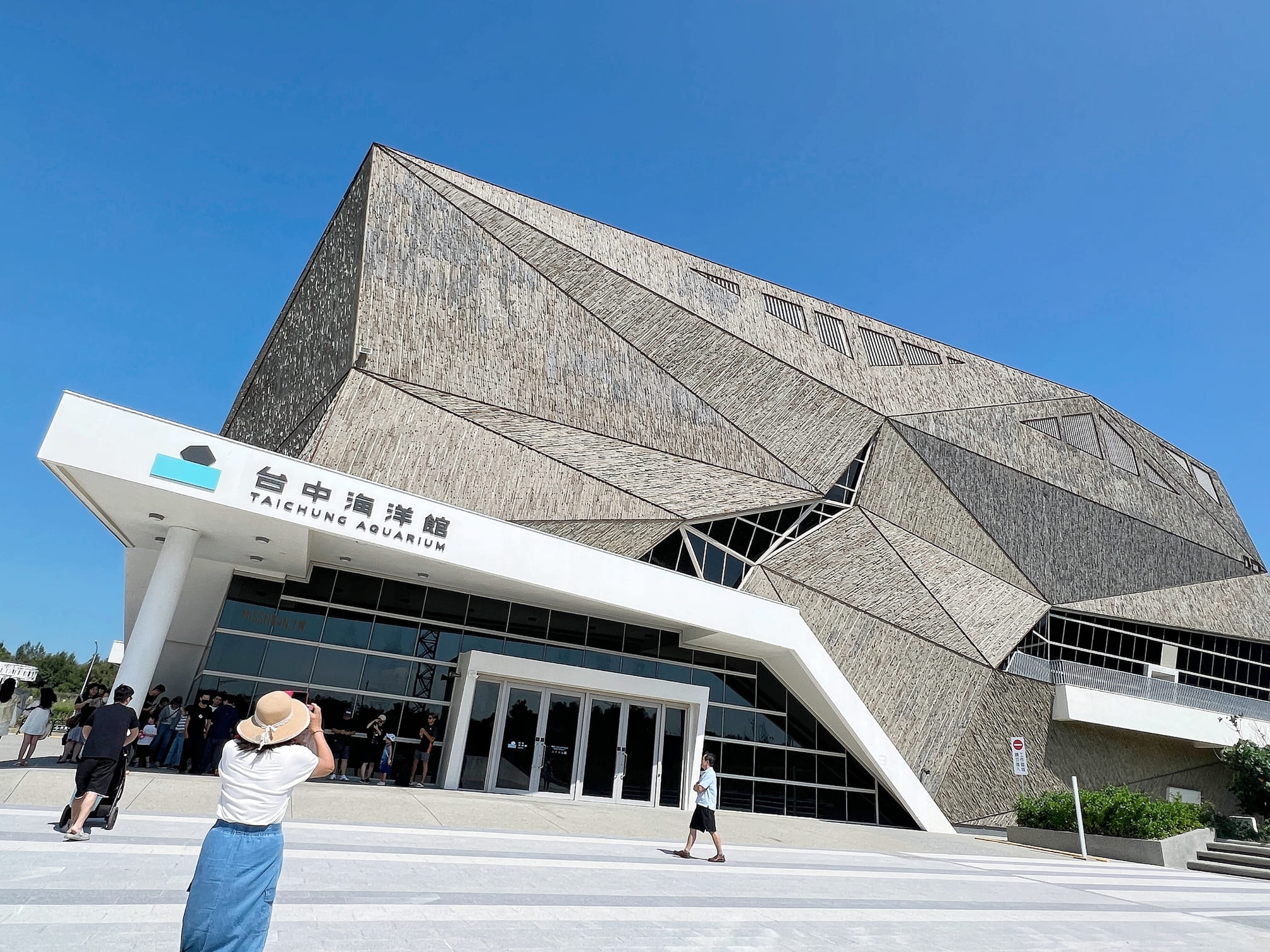 台中清水景點【台中海洋館】2025新景點開幕啦！試營運票價打八折！親子族群最愛室內玩水泥灘區！五層吹冷氣樓悠哉逛！