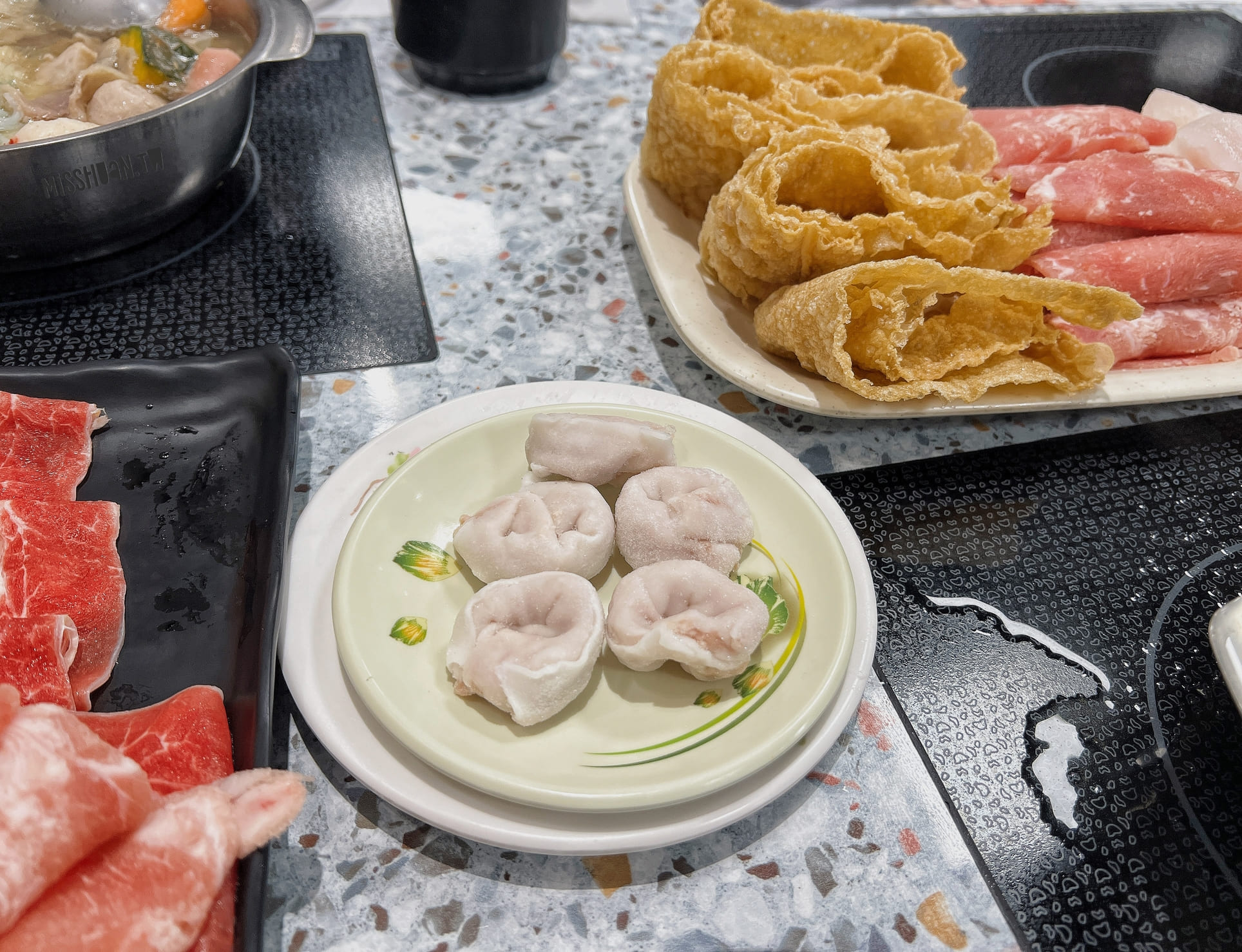 台中東區美食【鍋湯匯．精武店】24H營業就是方便！凌晨宵夜的夜貓子還是早餐就想吃鍋都沒問題！停車也很便利喔！周邊付費停車場多