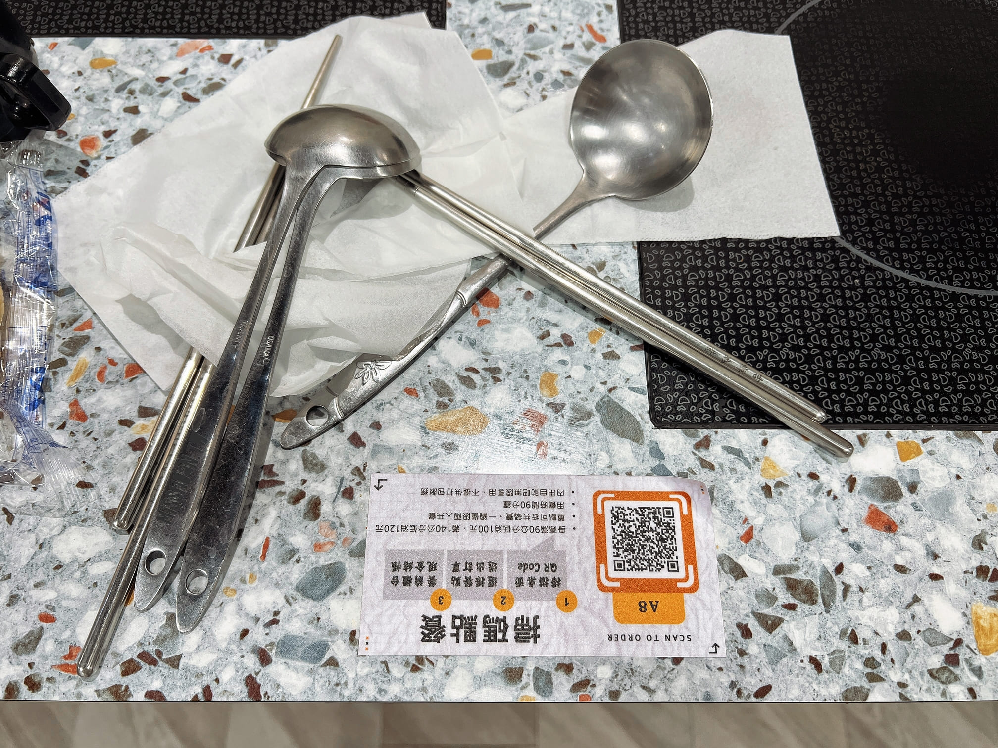 台中東區美食【鍋湯匯．精武店】24H營業就是方便！凌晨宵夜的夜貓子還是早餐就想吃鍋都沒問題！停車也很便利喔！周邊付費停車場多