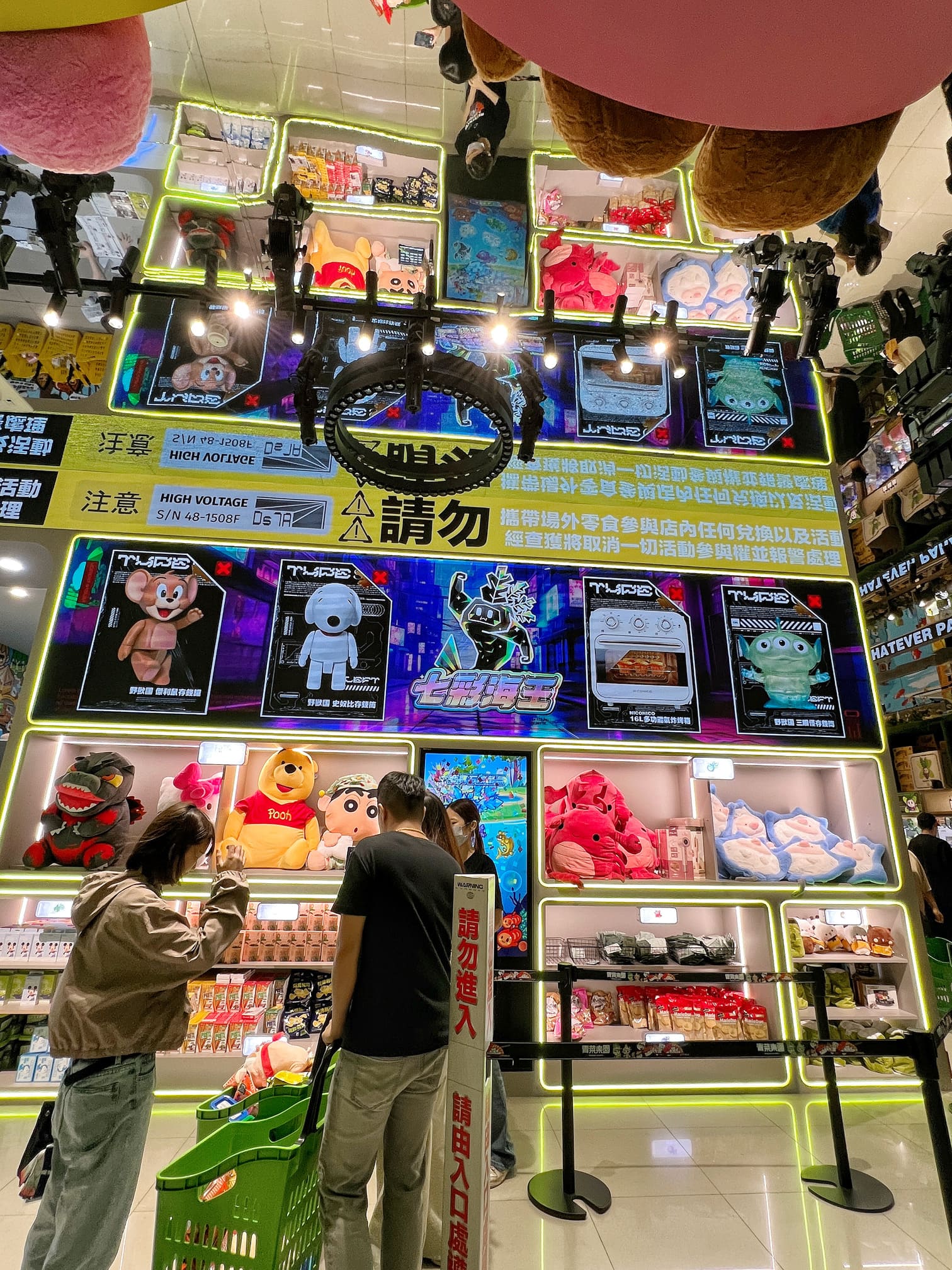 台南永康景點【青菜樂園．台南鹽行店】原來娃娃機也可以搞得這麼好玩！銅板價累積點數輕鬆兌換喜愛商品！壽司/關東煮/現打果汁/冷凍食品都夾的到！邊吃邊玩也太爽！