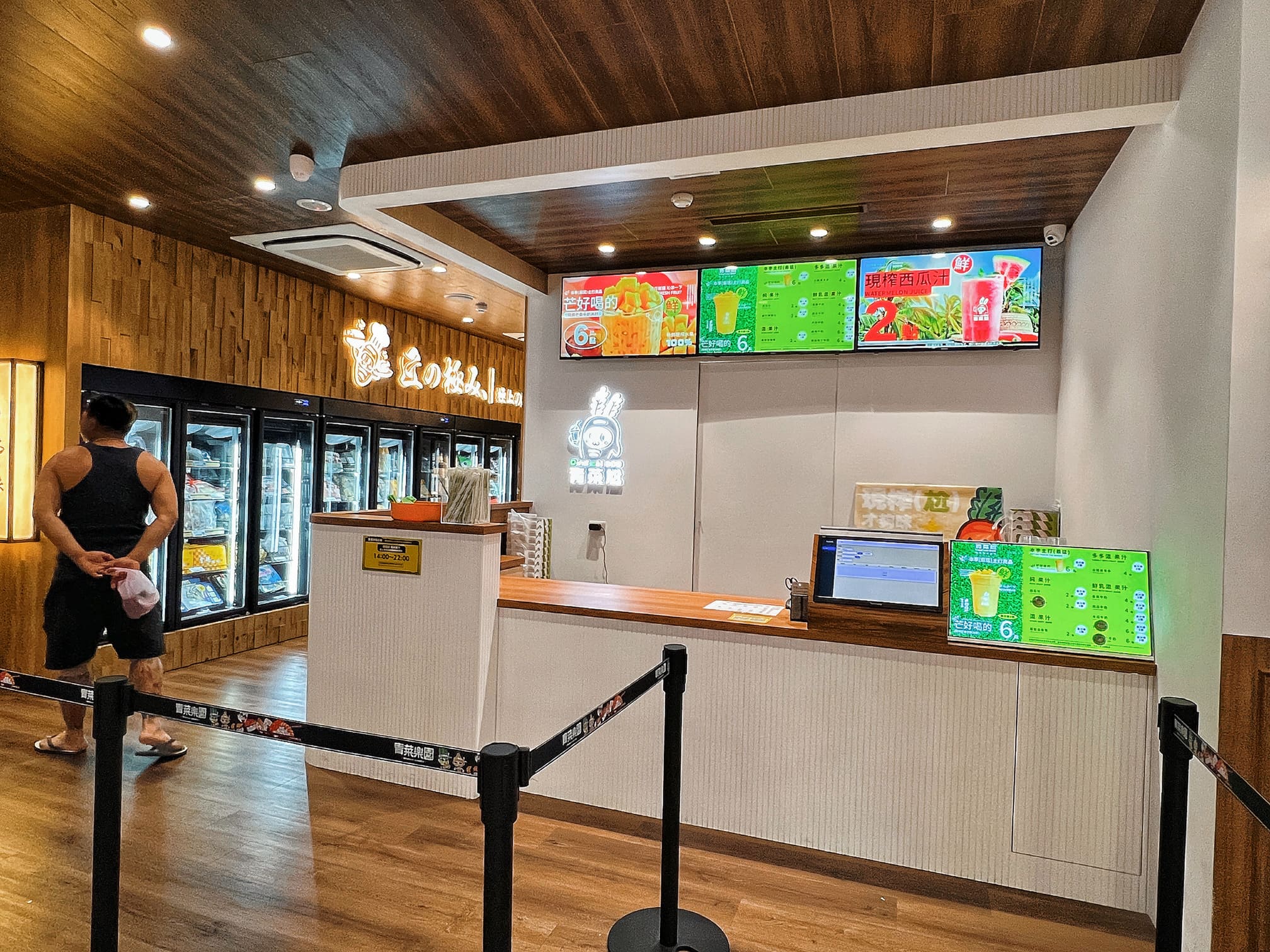 台南永康景點【青菜樂園．台南鹽行店】原來娃娃機也可以搞得這麼好玩！銅板價累積點數輕鬆兌換喜愛商品！壽司/關東煮/現打果汁/冷凍食品都夾的到！邊吃邊玩也太爽！