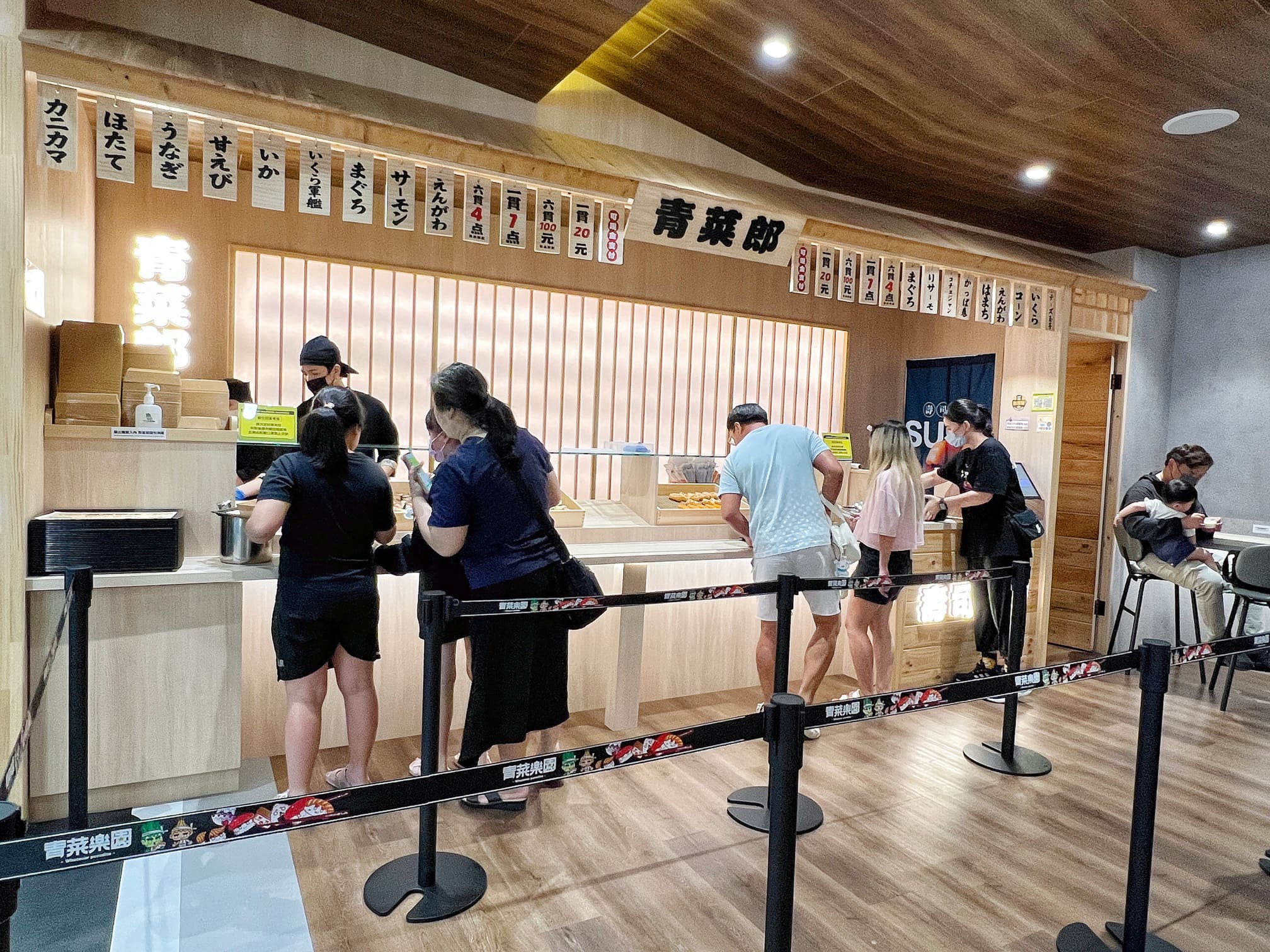 台南永康景點【青菜樂園．台南鹽行店】原來娃娃機也可以搞得這麼好玩！銅板價累積點數輕鬆兌換喜愛商品！壽司/關東煮/現打果汁/冷凍食品都夾的到！邊吃邊玩也太爽！