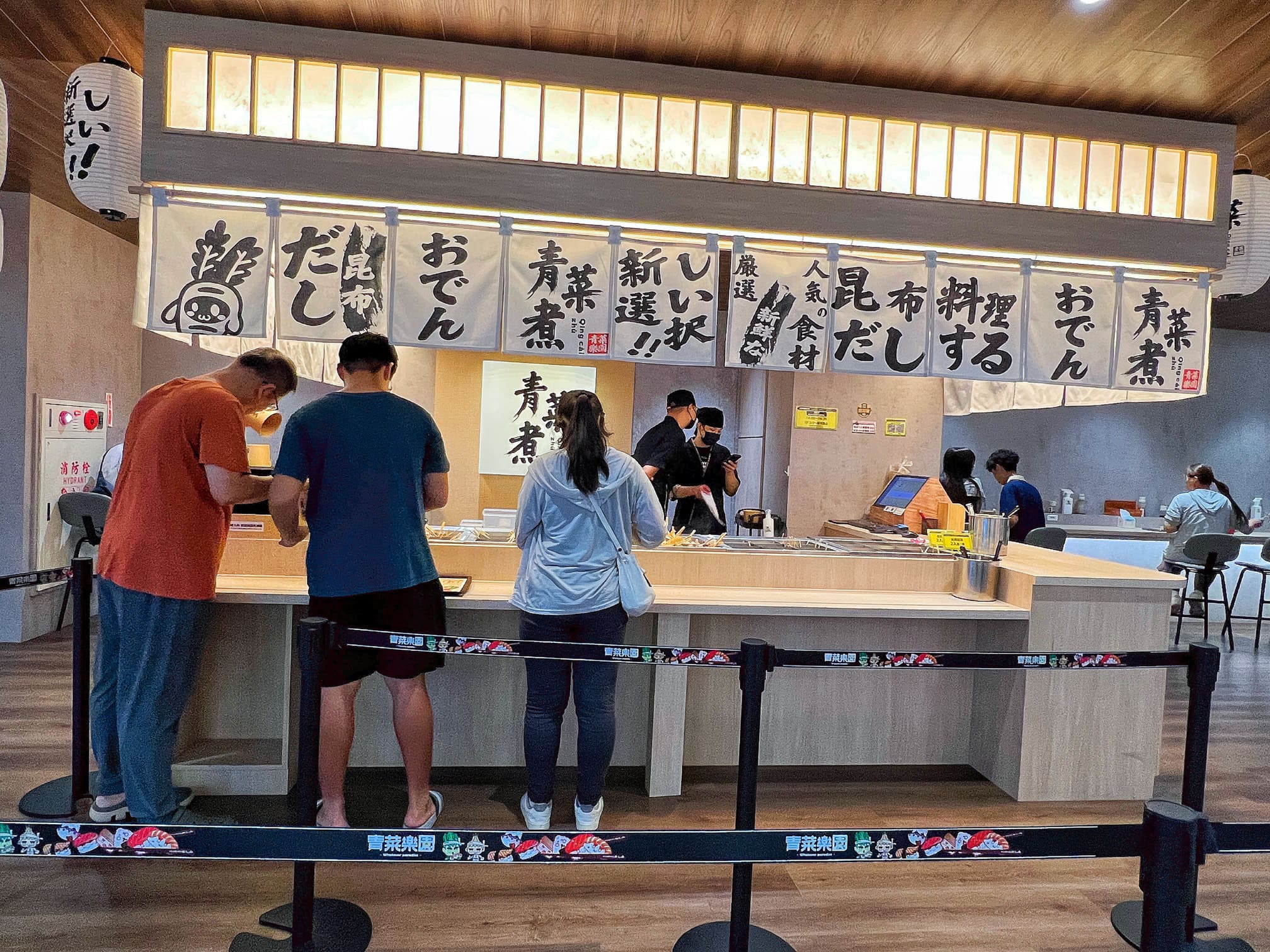 台南永康景點【青菜樂園．台南鹽行店】原來娃娃機也可以搞得這麼好玩！銅板價累積點數輕鬆兌換喜愛商品！壽司/關東煮/現打果汁/冷凍食品都夾的到！邊吃邊玩也太爽！