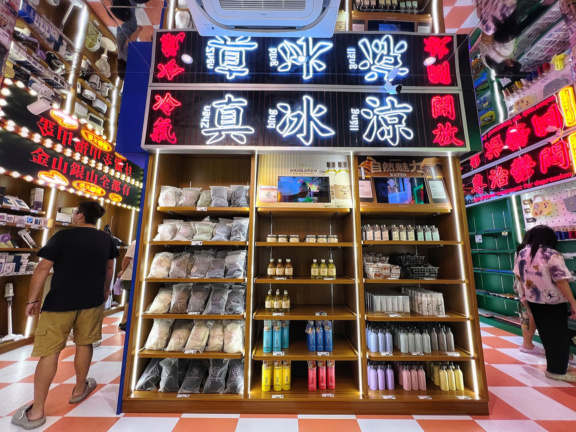 台南永康景點【青菜樂園．台南鹽行店】原來娃娃機也可以搞得這麼好玩！銅板價累積點數輕鬆兌換喜愛商品！壽司/關東煮/現打果汁/冷凍食品都夾的到！邊吃邊玩也太爽！