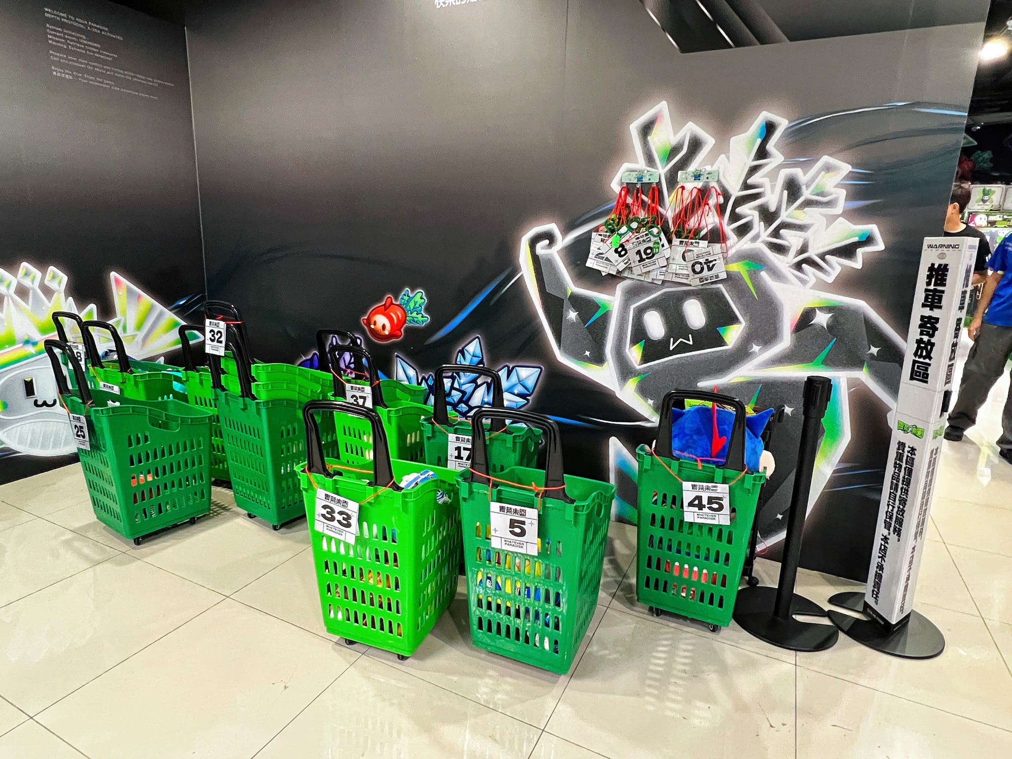 台南永康景點【青菜樂園．台南鹽行店】原來娃娃機也可以搞得這麼好玩！銅板價累積點數輕鬆兌換喜愛商品！壽司/關東煮/現打果汁/冷凍食品都夾的到！邊吃邊玩也太爽！