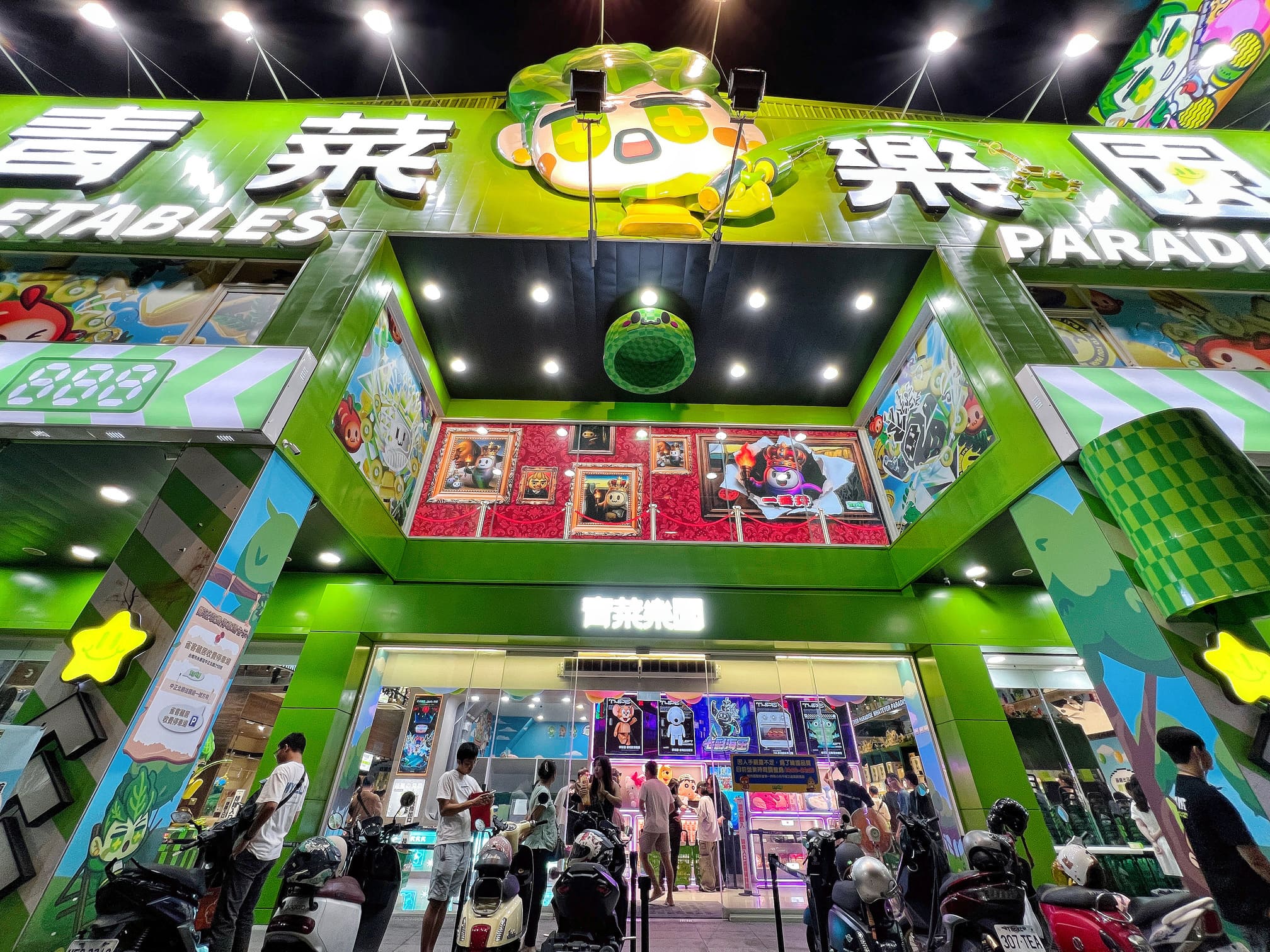 台南永康景點【青菜樂園．台南鹽行店】原來娃娃機也可以搞得這麼好玩！銅板價累積點數輕鬆兌換喜愛商品！壽司/關東煮/現打果汁/冷凍食品都夾的到！邊吃邊玩也太爽！