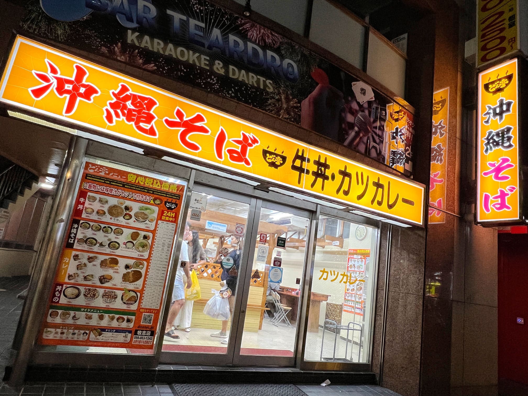 沖繩那霸美食【丼亭Donteiどん亭/國際通安里店】24H的深夜食堂！宵夜早餐都吃爆！平價快速的丼飯定食餐廳！