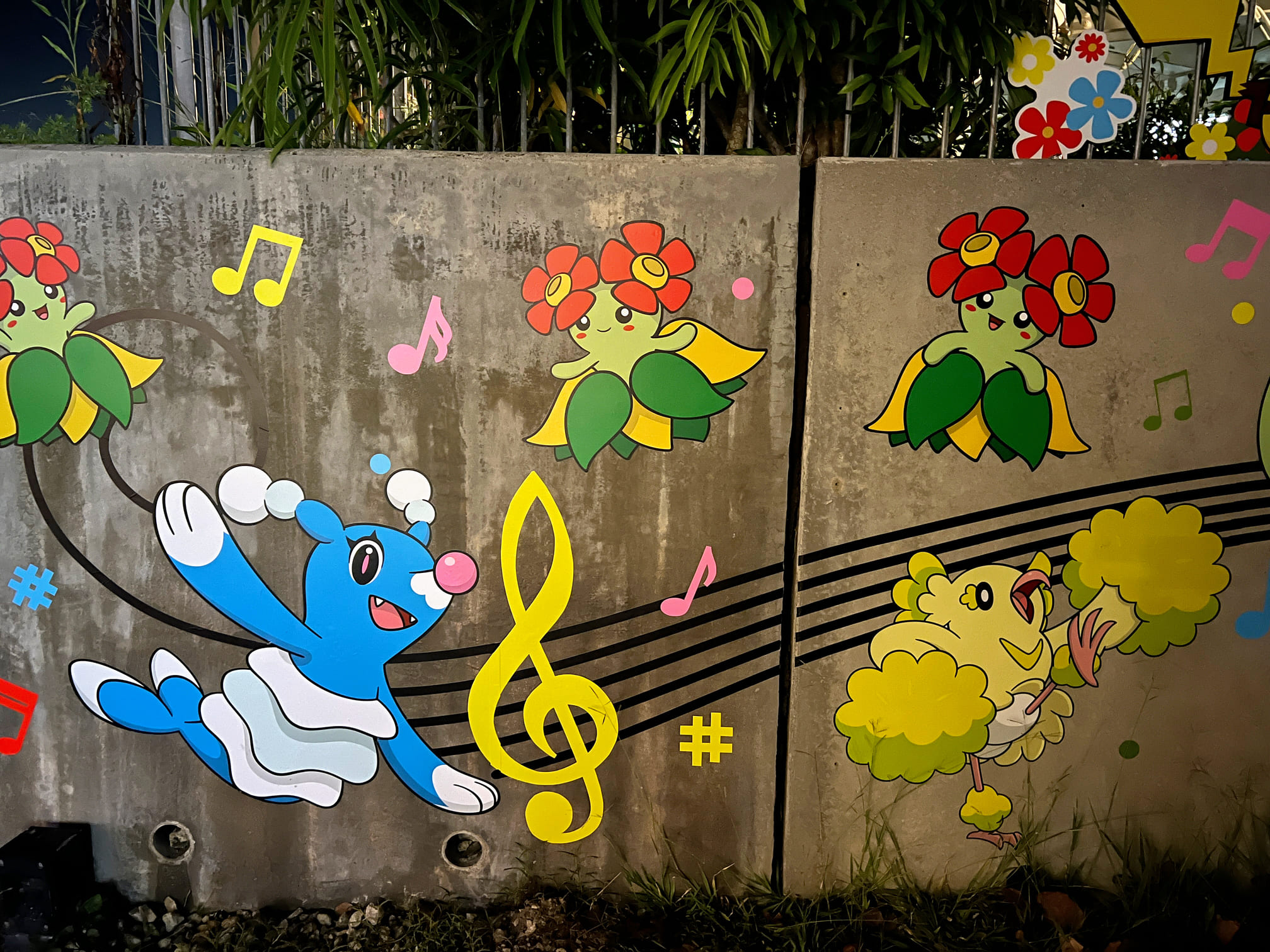 沖繩永旺夢樂城AEON【沖繩寶可夢中心】巨無霸椰蛋樹和風速狗迎賓！好大一間！還有超多周邊商品直接買爆！