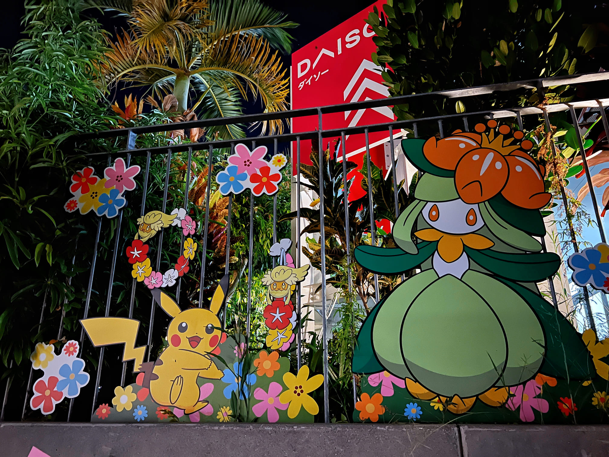 沖繩永旺夢樂城AEON【沖繩寶可夢中心】巨無霸椰蛋樹和風速狗迎賓！好大一間！還有超多周邊商品直接買爆！