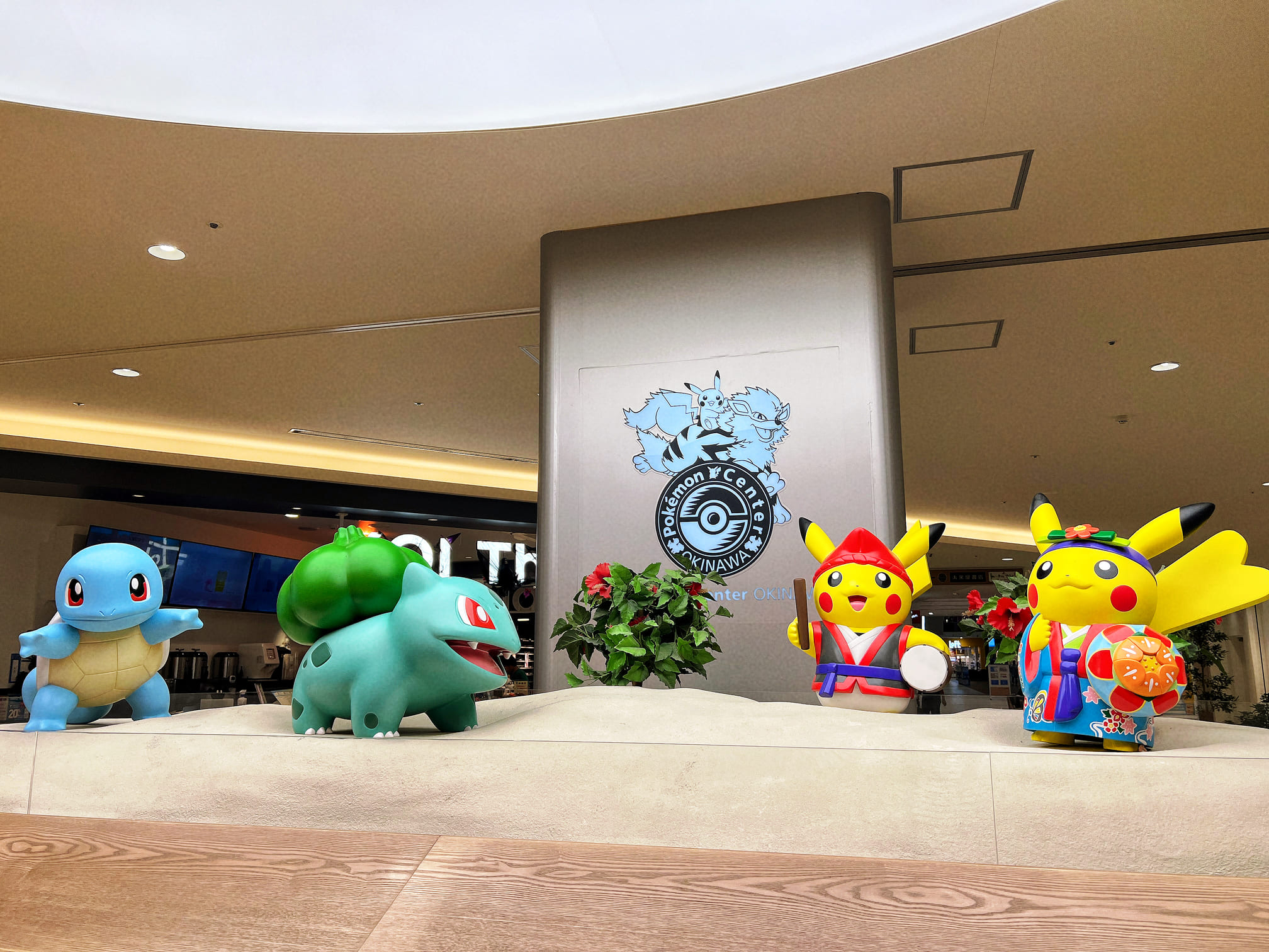 沖繩永旺夢樂城AEON【沖繩寶可夢中心】巨無霸椰蛋樹和風速狗迎賓！好大一間！還有超多周邊商品直接買爆！