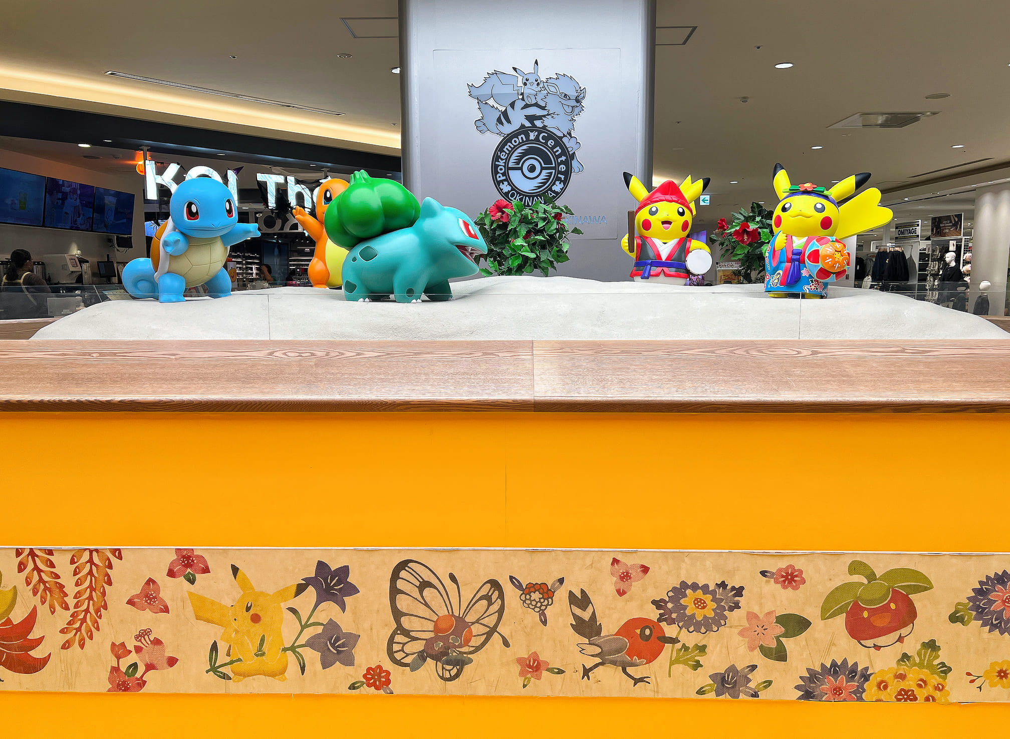 沖繩永旺夢樂城AEON【沖繩寶可夢中心】巨無霸椰蛋樹和風速狗迎賓！好大一間！還有超多周邊商品直接買爆！
