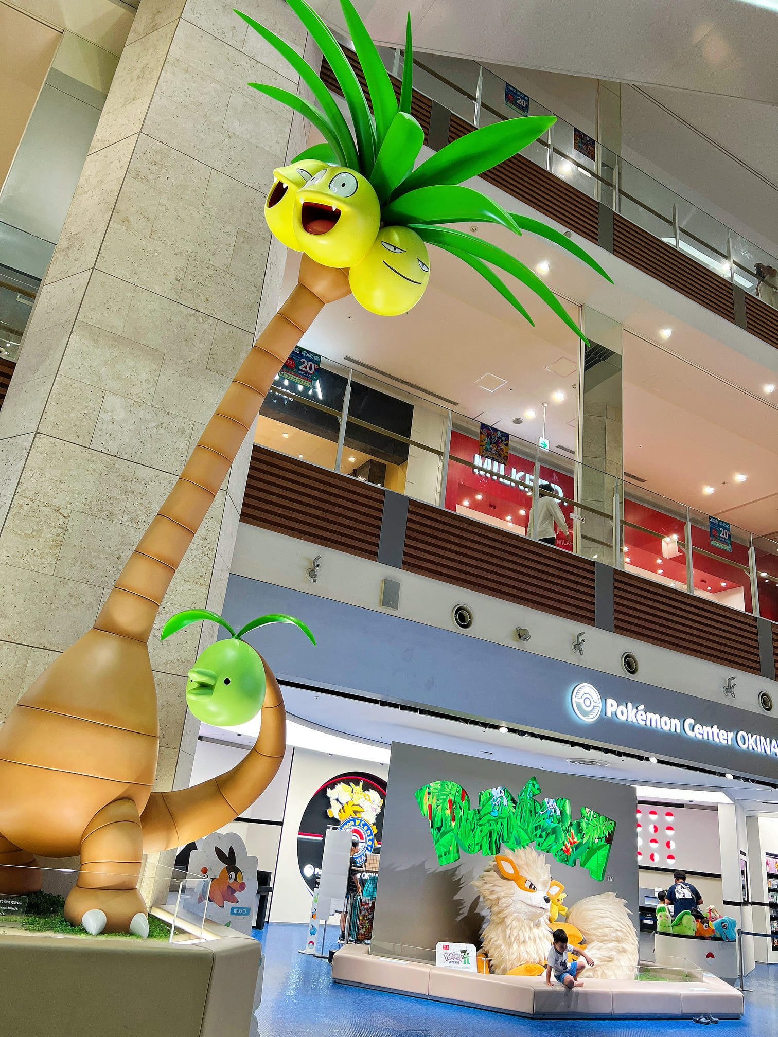 沖繩永旺夢樂城AEON【沖繩寶可夢中心】巨無霸椰蛋樹和風速狗迎賓！好大一間！還有超多周邊商品直接買爆！