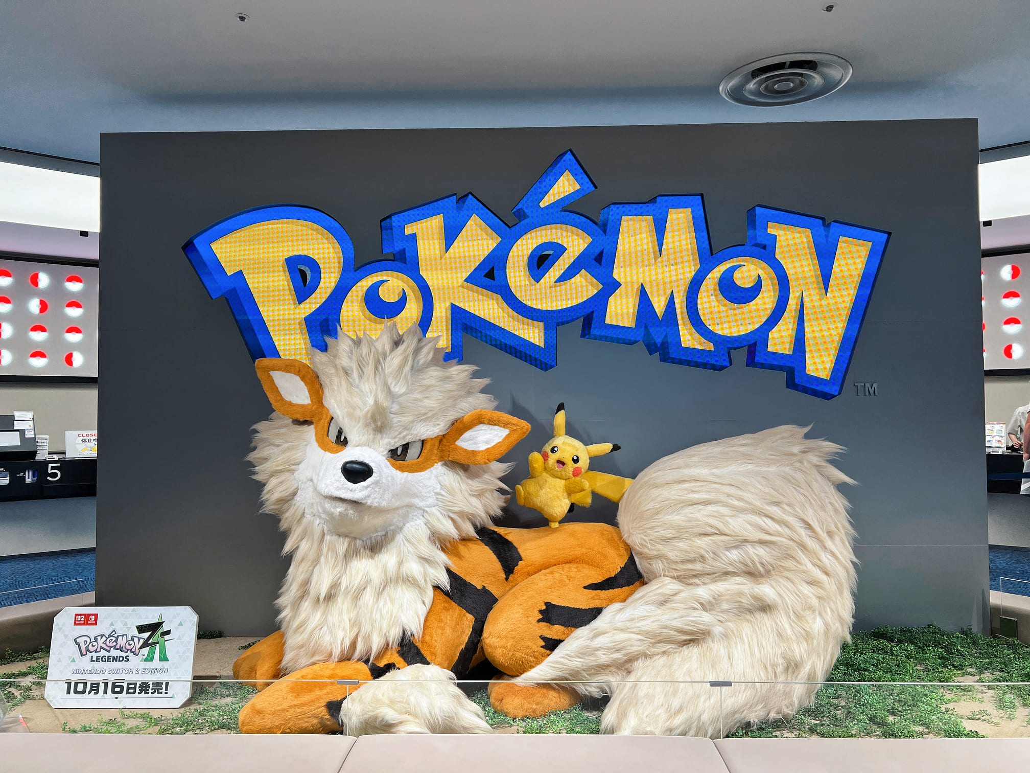 沖繩永旺夢樂城AEON【沖繩寶可夢中心】巨無霸椰蛋樹和風速狗迎賓！好大一間！還有超多周邊商品直接買爆！