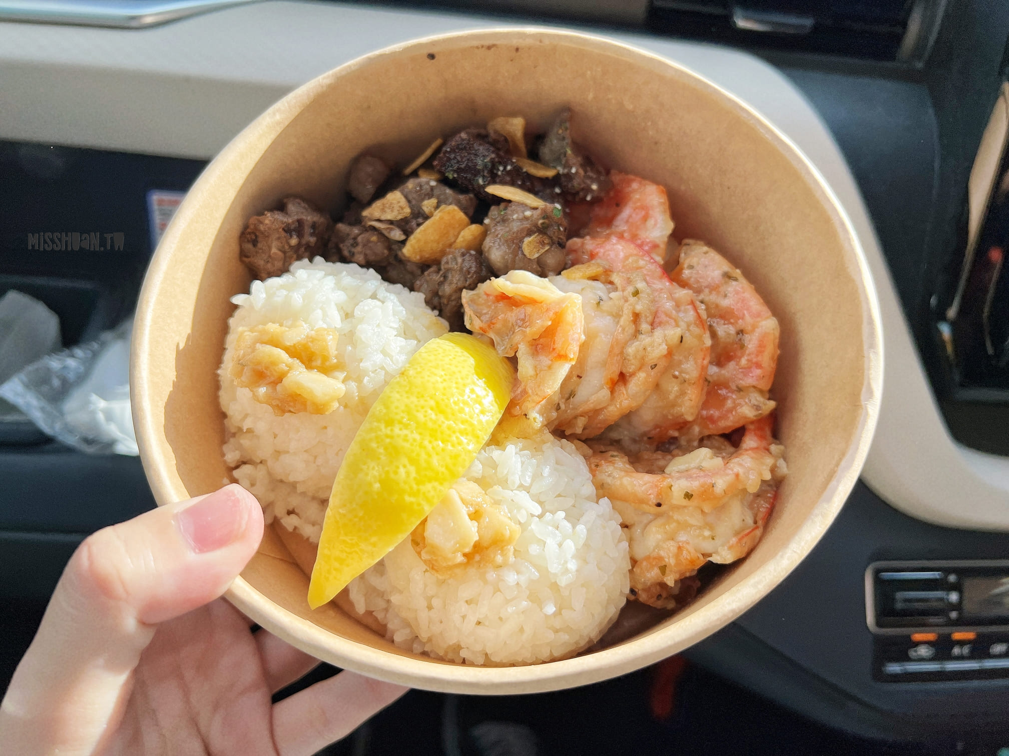沖繩古宇利島排隊美食【Shrimp Wagon】觀光客最愛來的蝦蝦飯已升級三代店啦！提供好多內用區！還有免費停車場！不用只能窩在車上吃啦～