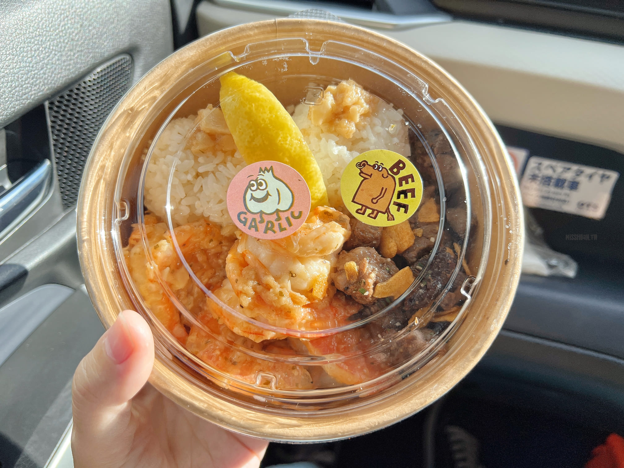 沖繩古宇利島排隊美食【Shrimp Wagon】觀光客最愛來的蝦蝦飯已升級三代店啦！提供好多內用區！還有免費停車場！不用只能窩在車上吃啦～