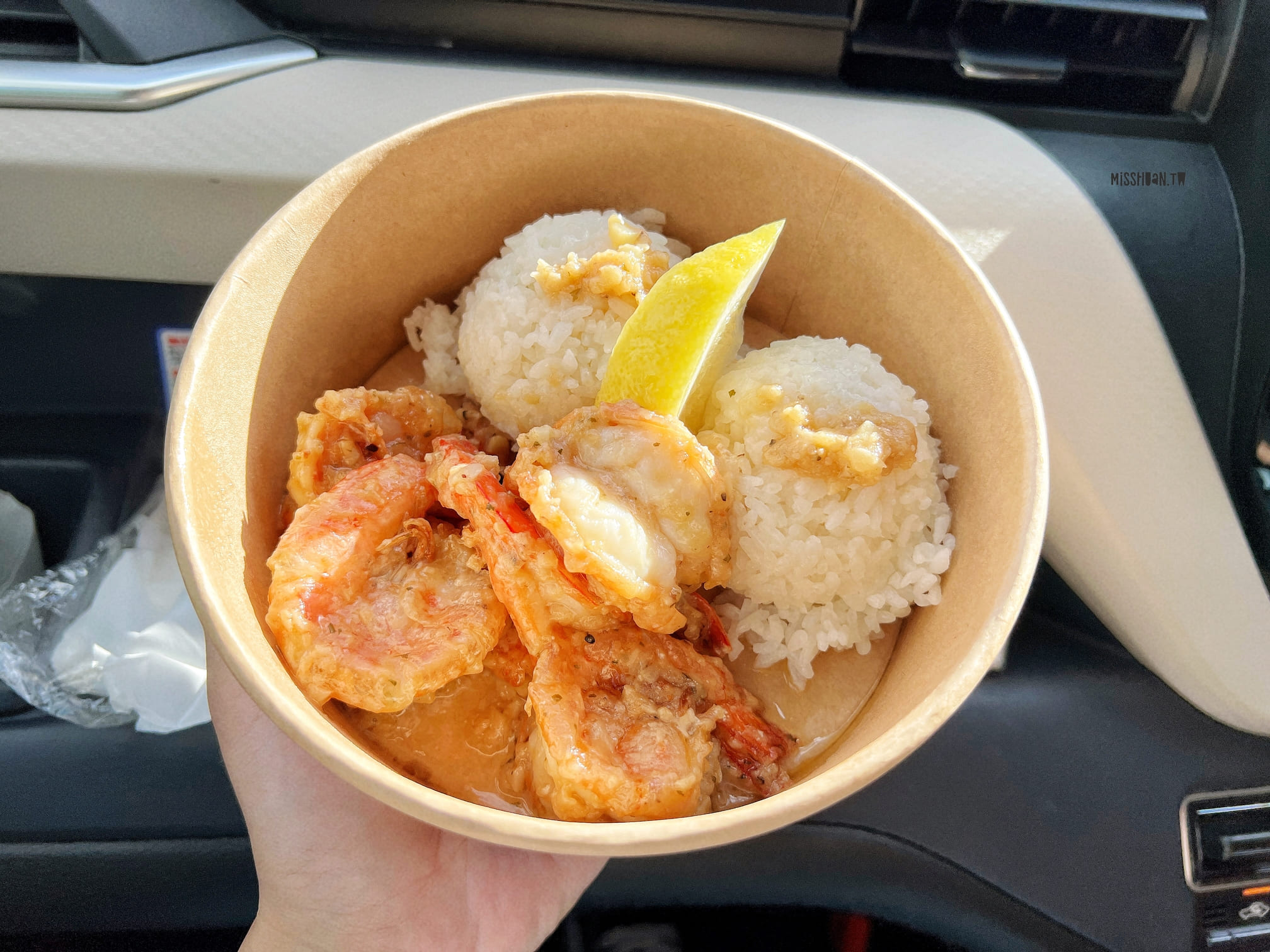 沖繩古宇利島排隊美食【Shrimp Wagon】觀光客最愛來的蝦蝦飯已升級三代店啦！提供好多內用區！還有免費停車場！不用只能窩在車上吃啦～