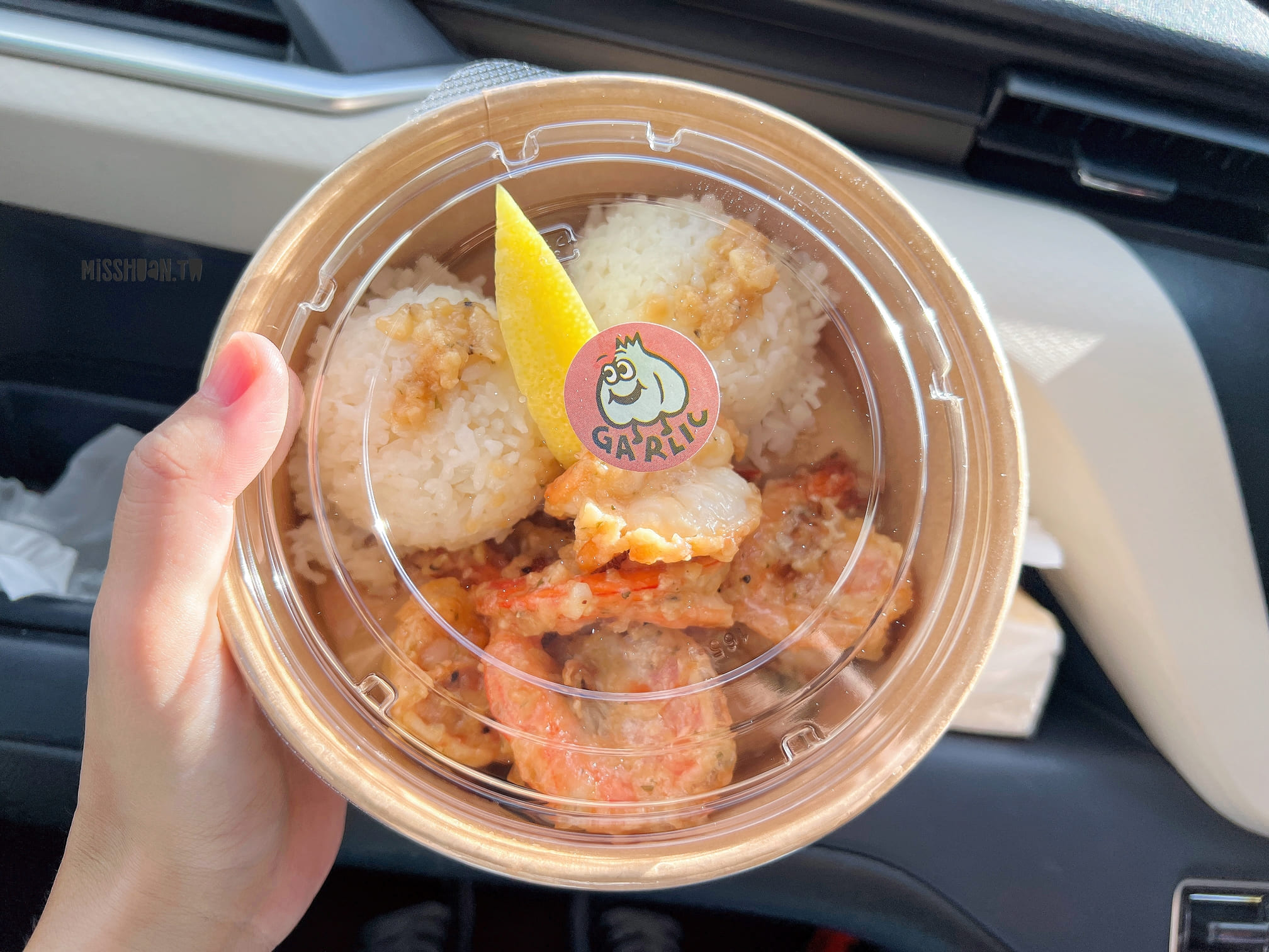 沖繩古宇利島排隊美食【Shrimp Wagon】觀光客最愛來的蝦蝦飯已升級三代店啦！提供好多內用區！還有免費停車場！不用只能窩在車上吃啦～