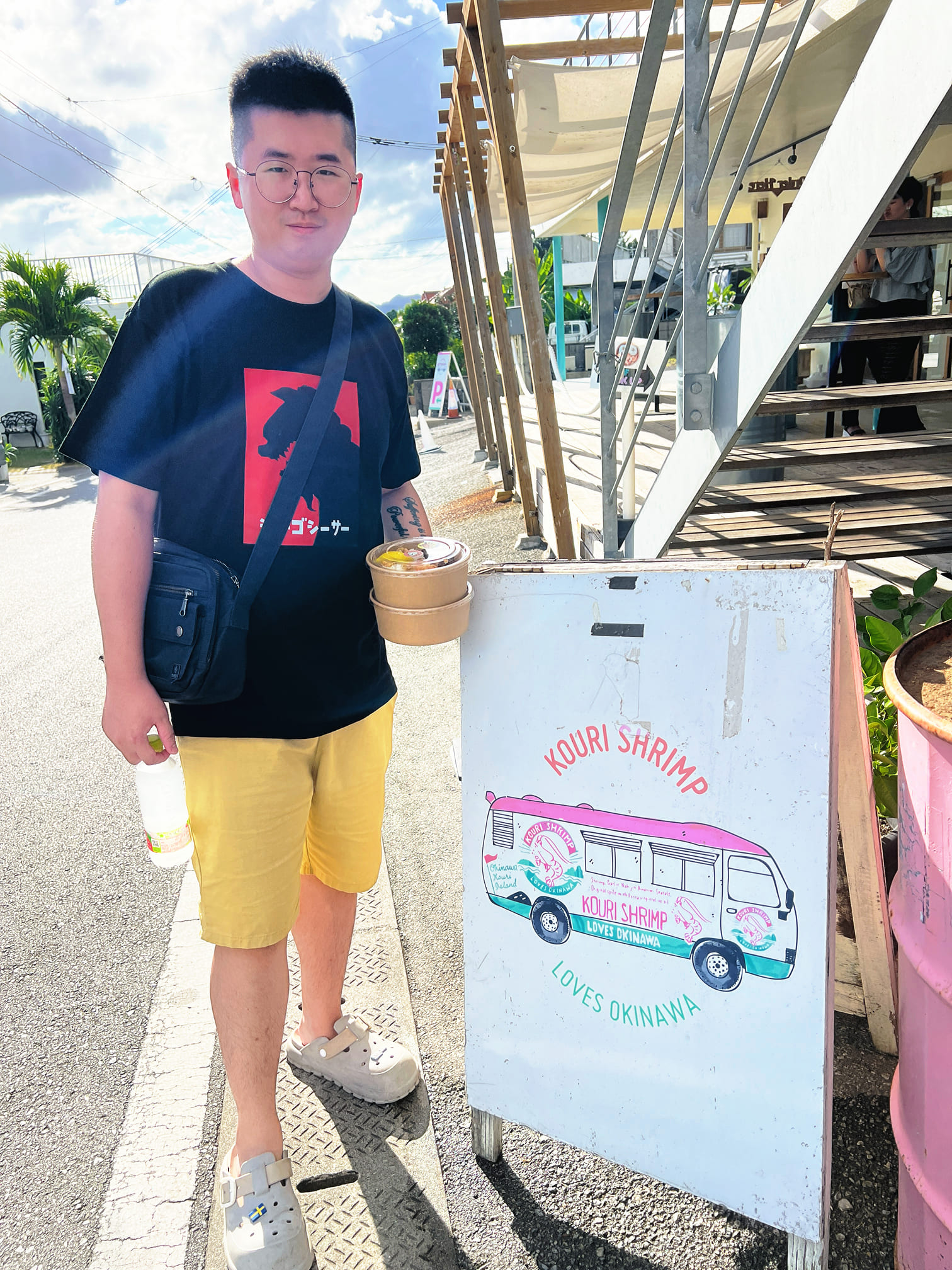 沖繩古宇利島排隊美食【Shrimp Wagon】觀光客最愛來的蝦蝦飯已升級三代店啦！提供好多內用區！還有免費停車場！不用只能窩在車上吃啦～