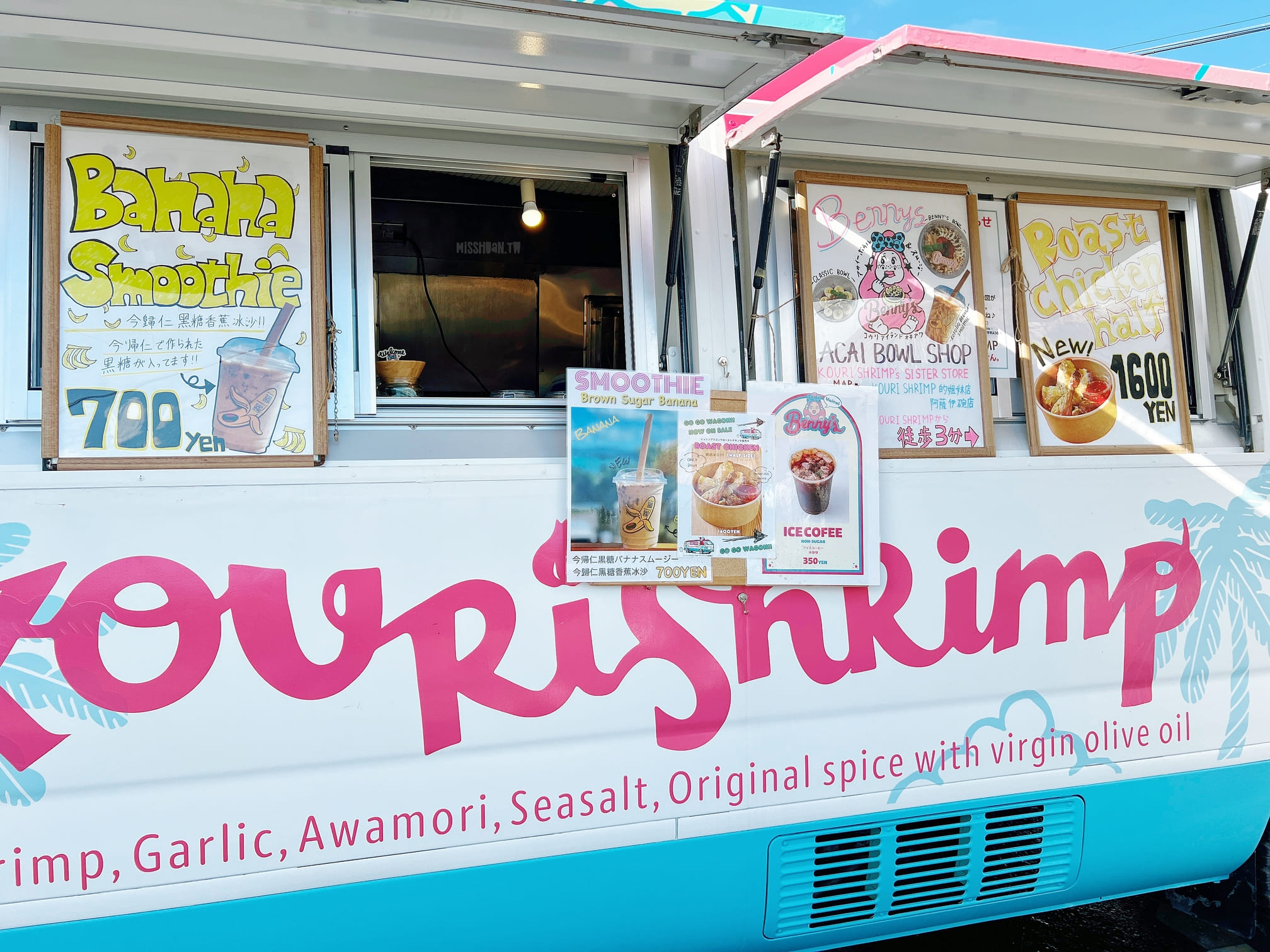 沖繩古宇利島排隊美食【Shrimp Wagon】觀光客最愛來的蝦蝦飯已升級三代店啦！提供好多內用區！還有免費停車場！不用只能窩在車上吃啦～