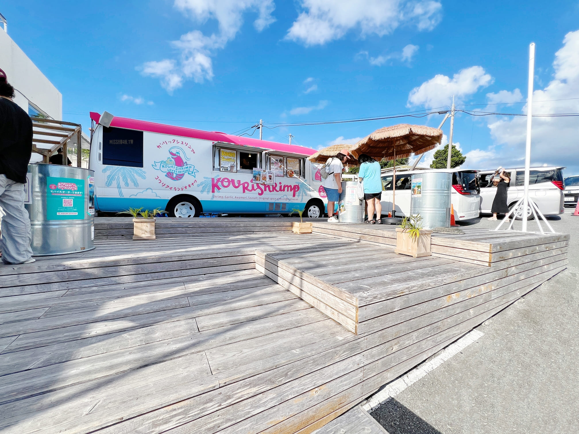 沖繩古宇利島排隊美食【Shrimp Wagon】觀光客最愛來的蝦蝦飯已升級三代店啦！提供好多內用區！還有免費停車場！不用只能窩在車上吃啦～