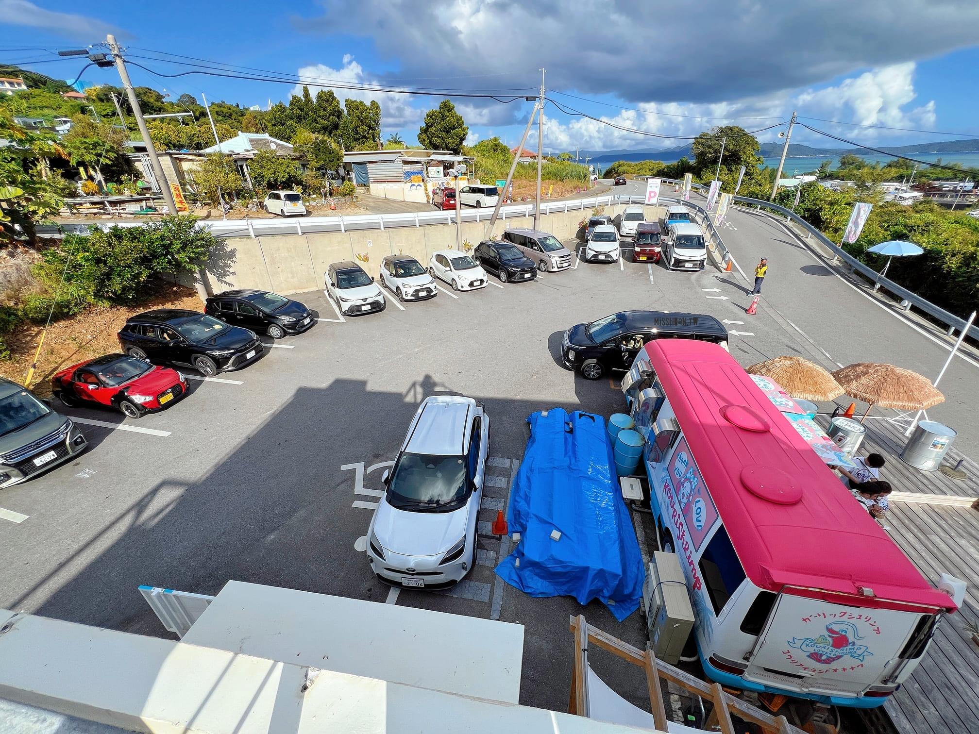 沖繩古宇利島排隊美食【Shrimp Wagon】觀光客最愛來的蝦蝦飯已升級三代店啦！提供好多內用區！還有免費停車場！不用只能窩在車上吃啦～