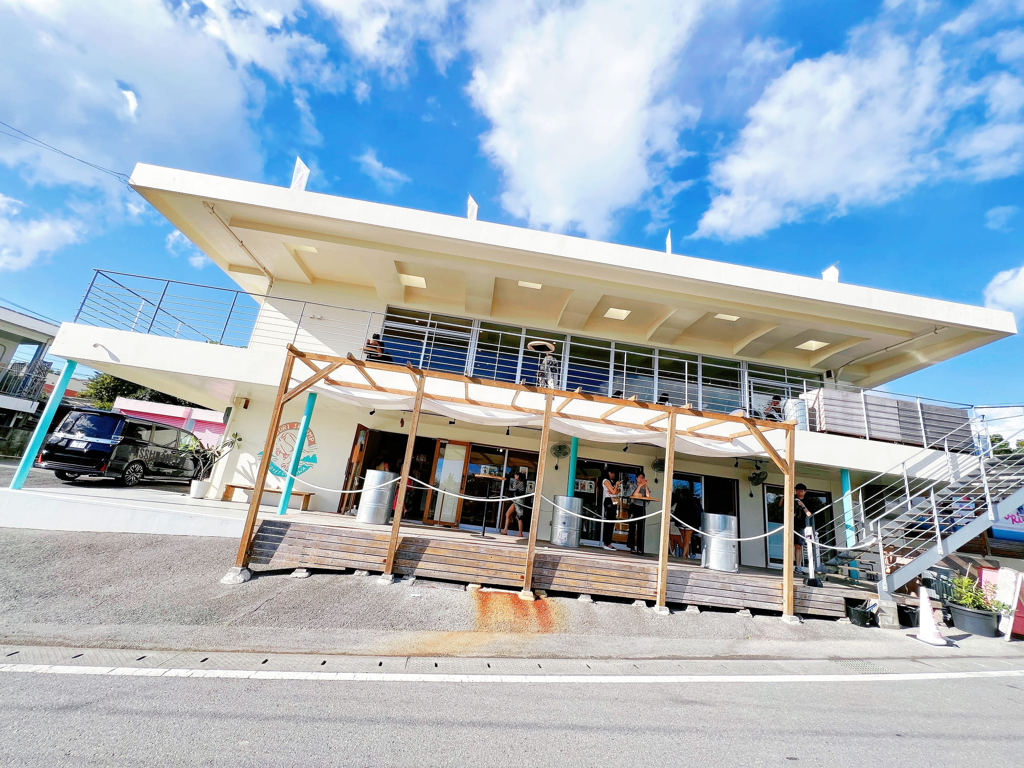 沖繩古宇利島排隊美食【Shrimp Wagon】觀光客最愛來的蝦蝦飯已升級三代店啦！提供好多內用區！還有免費停車場！不用只能窩在車上吃啦～