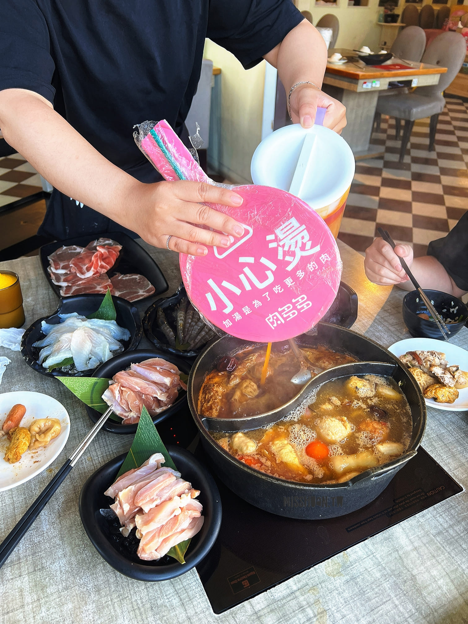 台南安平美食【肉多多火鍋/怡平店/鴛鴦鍋】友善親子最棒！<期間限定>全台！全天候！平假日不限時！輕量級套餐299元起．蔬食自助吧吃到飽．CP值超高！西門店/淡水店例假日除外．湯底/服務費另計