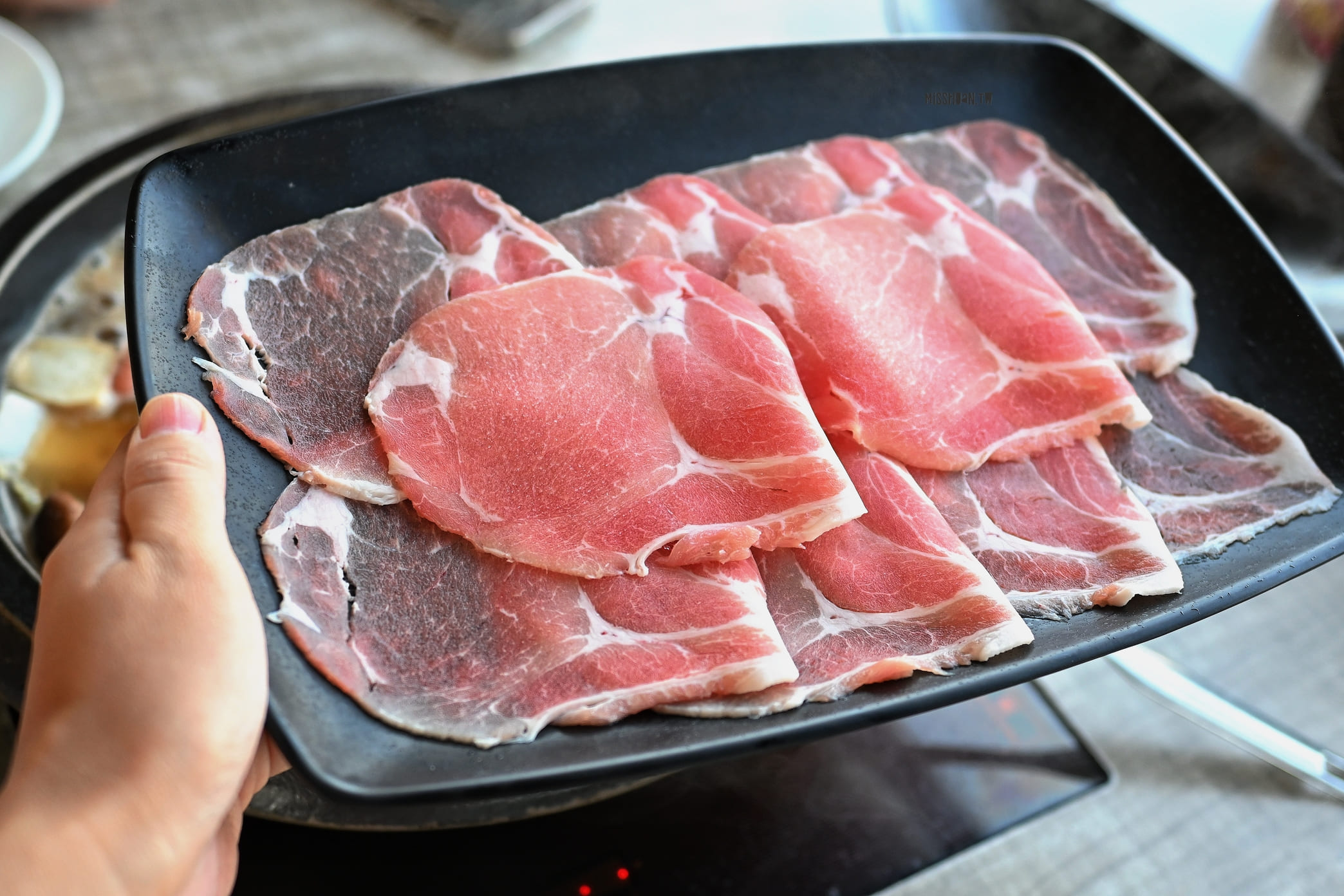 台南安平美食【肉多多火鍋/怡平店/鴛鴦鍋】友善親子最棒！<期間限定>全台！全天候！平假日不限時！輕量級套餐299元起．蔬食自助吧吃到飽．CP值超高！西門店/淡水店例假日除外．湯底/服務費另計