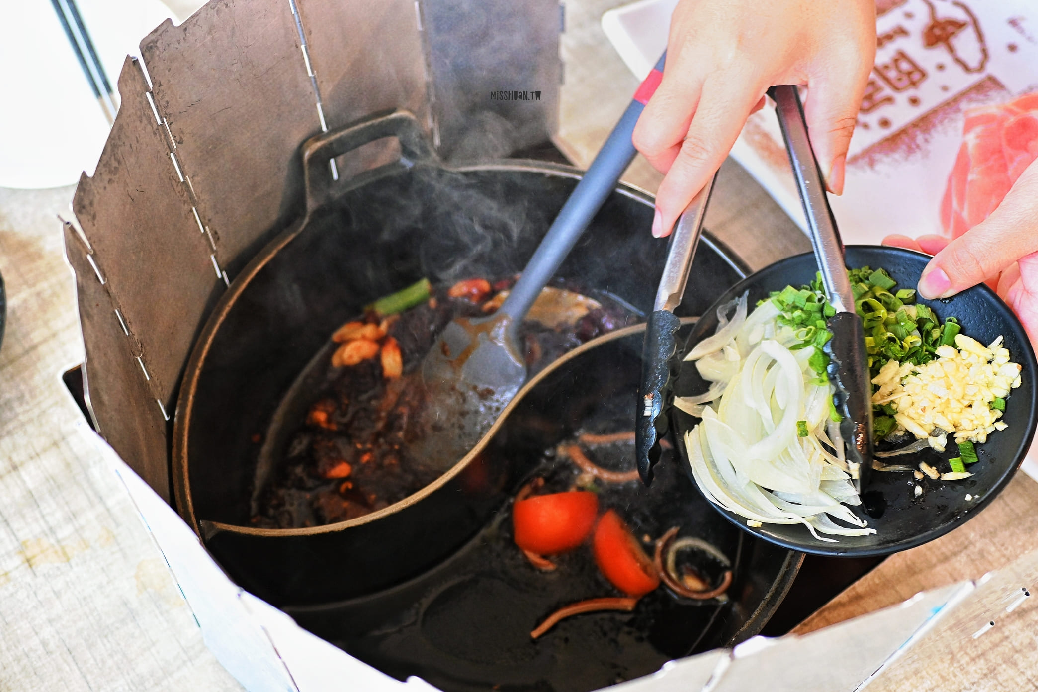 台南安平美食【肉多多火鍋/怡平店/鴛鴦鍋】友善親子最棒！<期間限定>全台！全天候！平假日不限時！輕量級套餐299元起．蔬食自助吧吃到飽．CP值超高！西門店/淡水店例假日除外．湯底/服務費另計