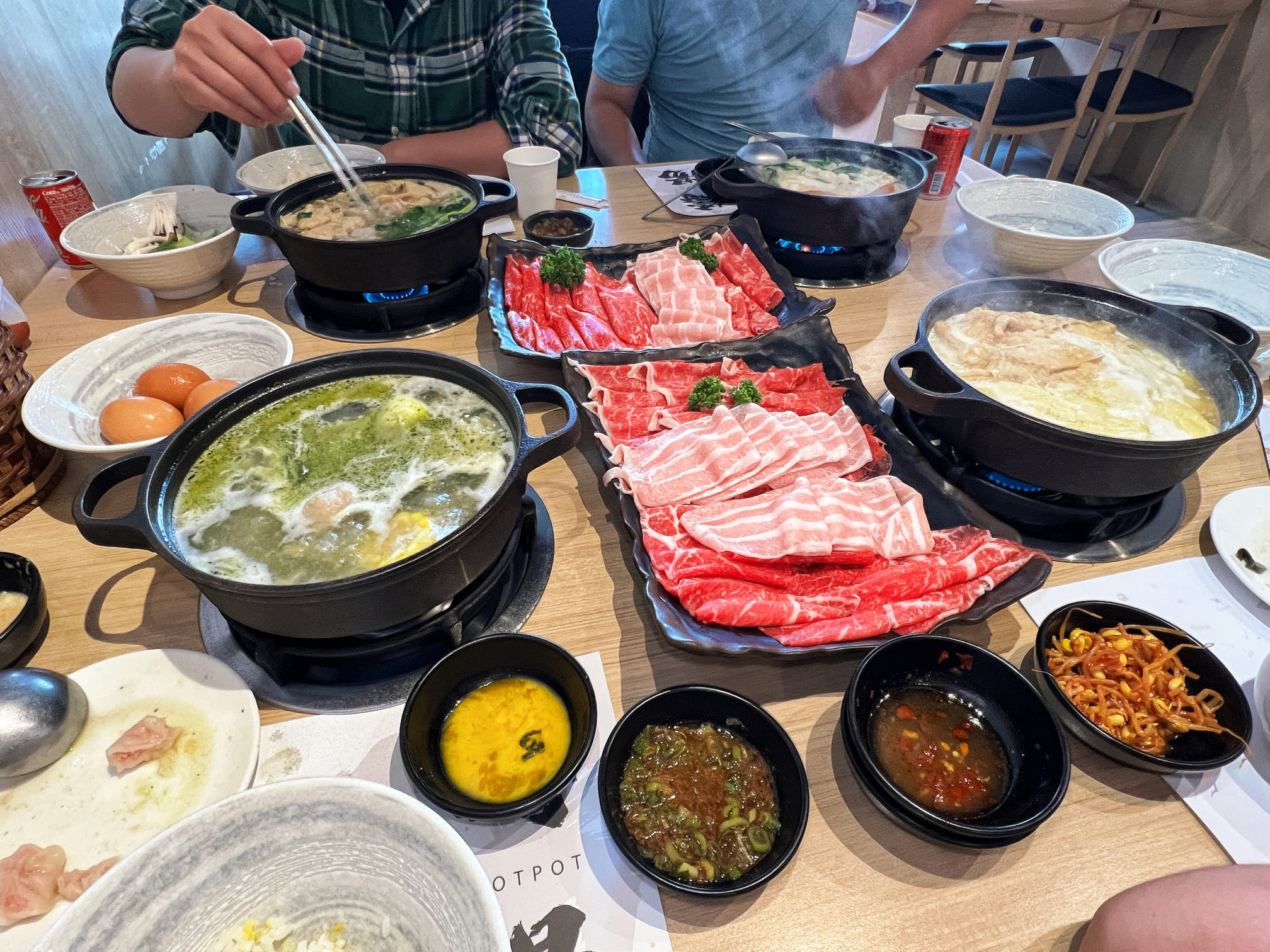 台中東區美食【鑄湯鍋物】超酷!連青醬都可以當湯底!自助吧吃到飽!連雞蛋也是喔!停車費折抵超貼心!