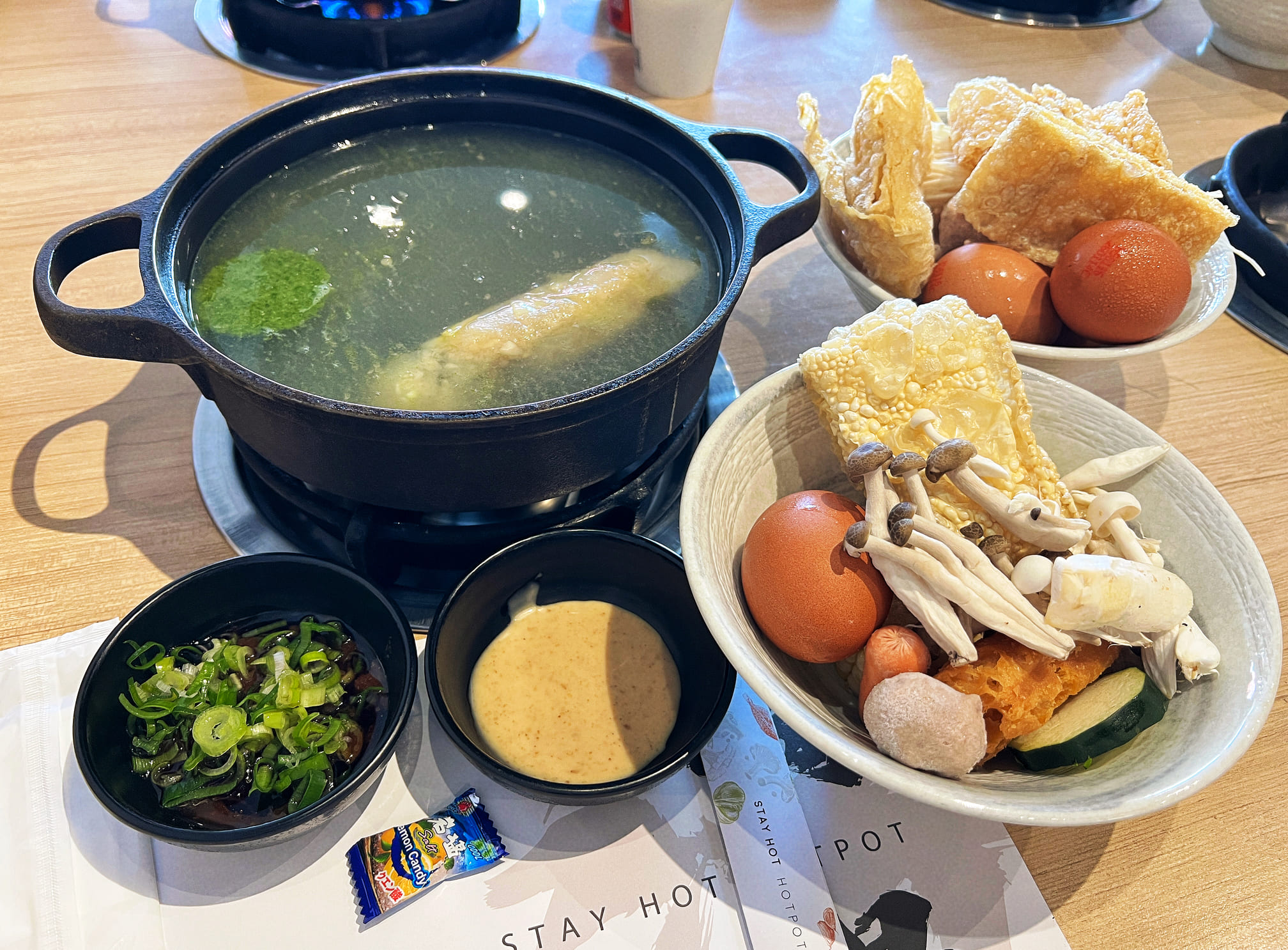 台中東區美食【鑄湯鍋物】超酷!連青醬都可以當湯底!自助吧吃到飽!連雞蛋也是喔!停車費折抵超貼心!