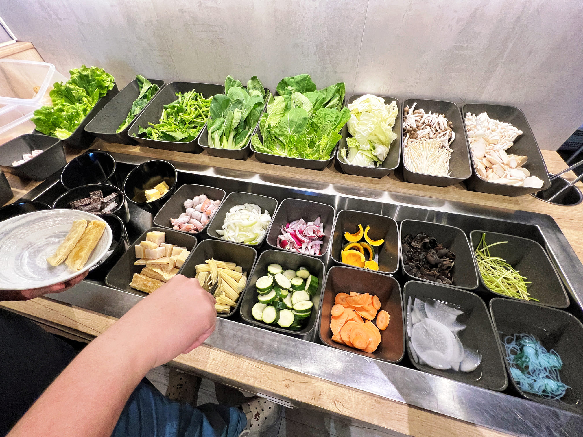 台中東區美食【鑄湯鍋物】超酷!連青醬都可以當湯底!自助吧吃到飽!連雞蛋也是喔!停車費折抵超貼心!