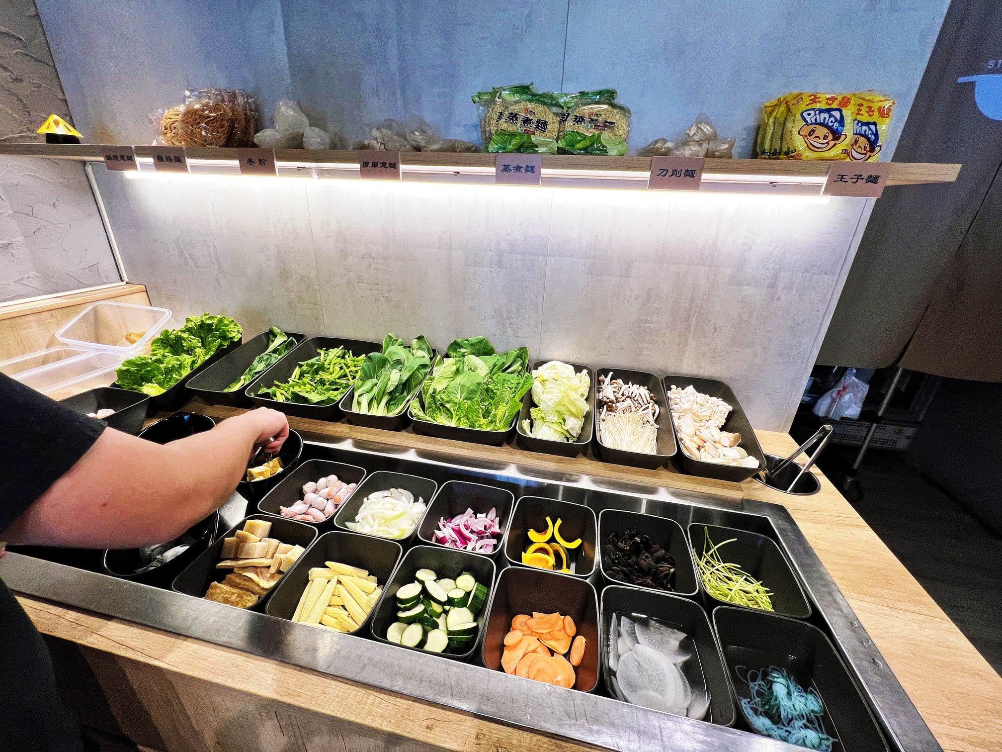 台中東區美食【鑄湯鍋物】超酷!連青醬都可以當湯底!自助吧吃到飽!連雞蛋也是喔!停車費折抵超貼心!