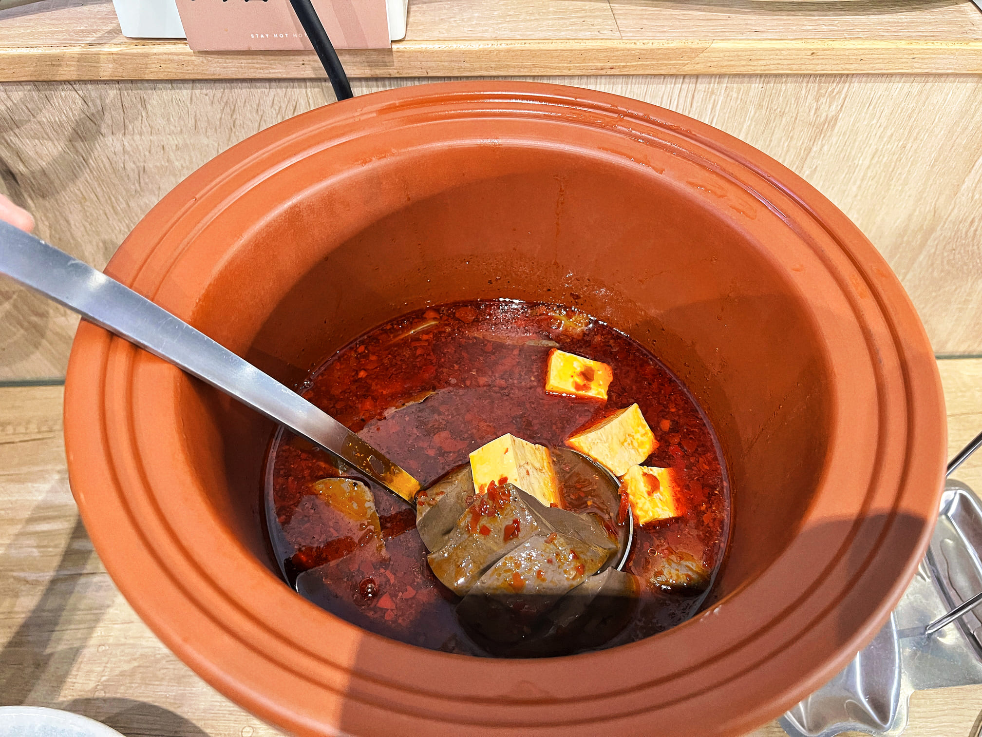 台中東區美食【鑄湯鍋物】超酷!連青醬都可以當湯底!自助吧吃到飽!連雞蛋也是喔!停車費折抵超貼心!