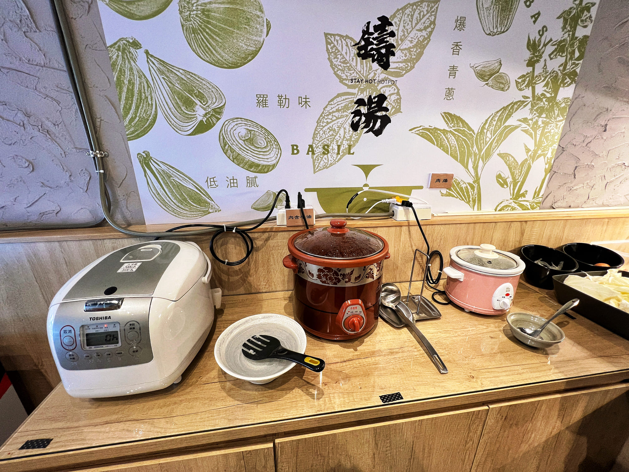 台中東區美食【鑄湯鍋物】超酷!連青醬都可以當湯底!自助吧吃到飽!連雞蛋也是喔!停車費折抵超貼心!