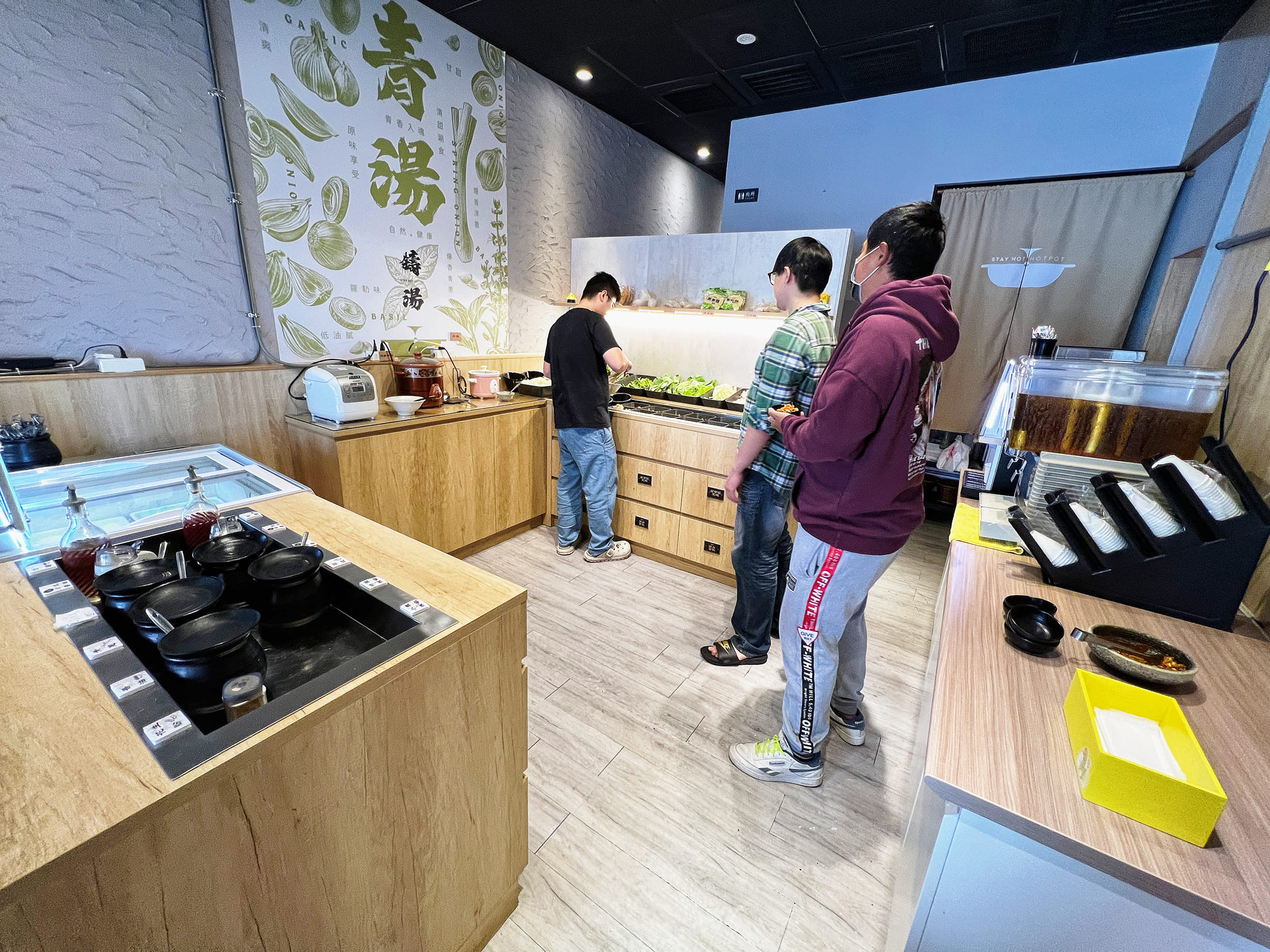台中東區美食【鑄湯鍋物】超酷!連青醬都可以當湯底!自助吧吃到飽!連雞蛋也是喔!停車費折抵超貼心!