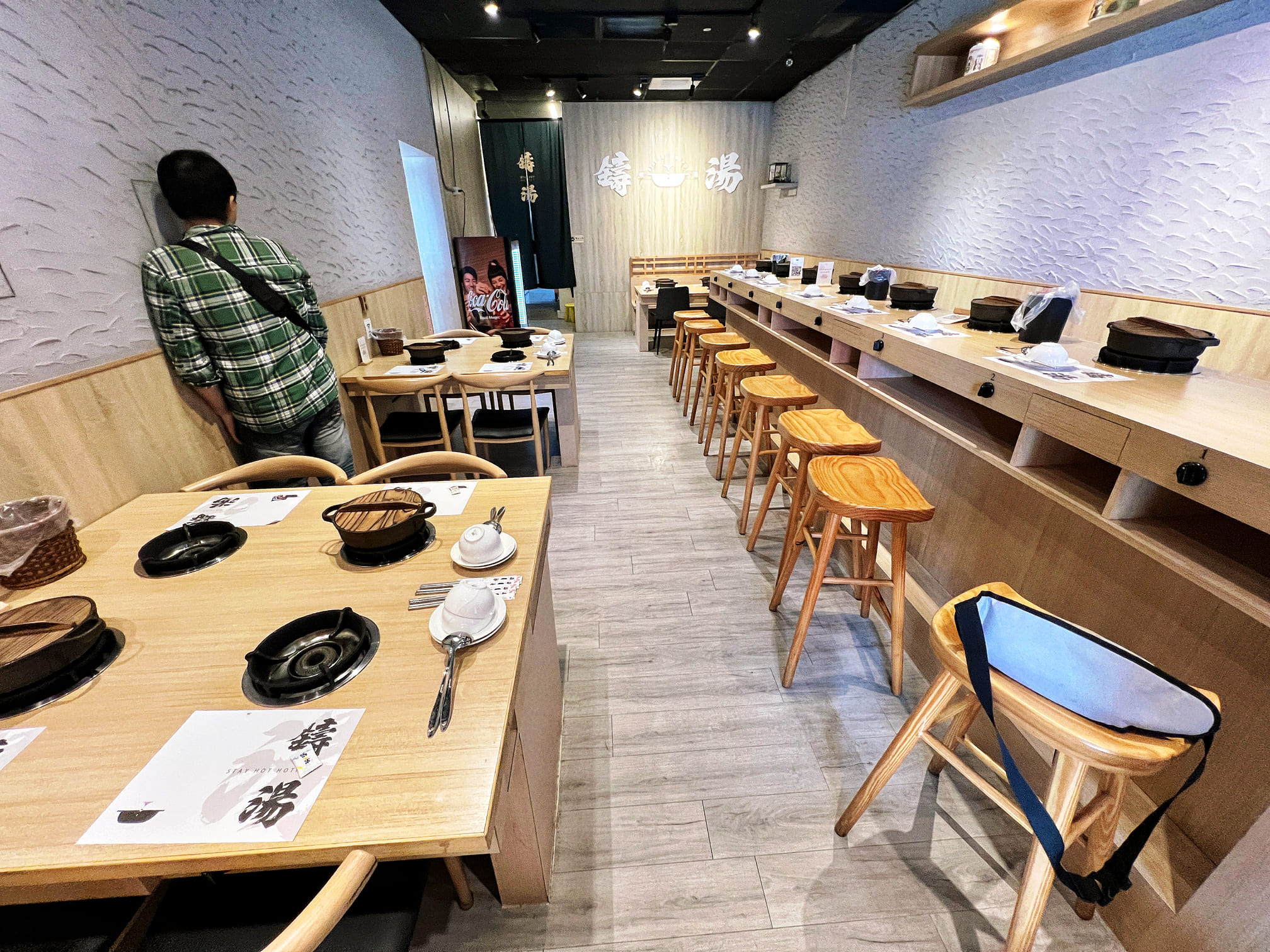 台中東區美食【鑄湯鍋物】超酷!連青醬都可以當湯底!自助吧吃到飽!連雞蛋也是喔!停車費折抵超貼心!