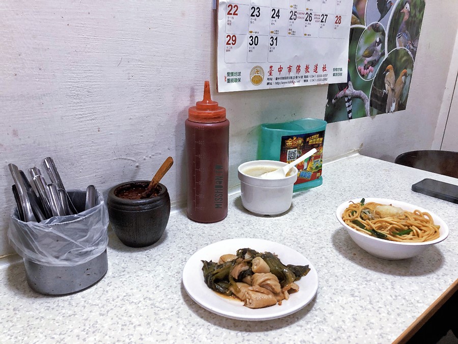 台中西區美食【乾麵酸菜湯老店】在地人超激推在地必吃早餐！通通只要銅板價就能好滿足！